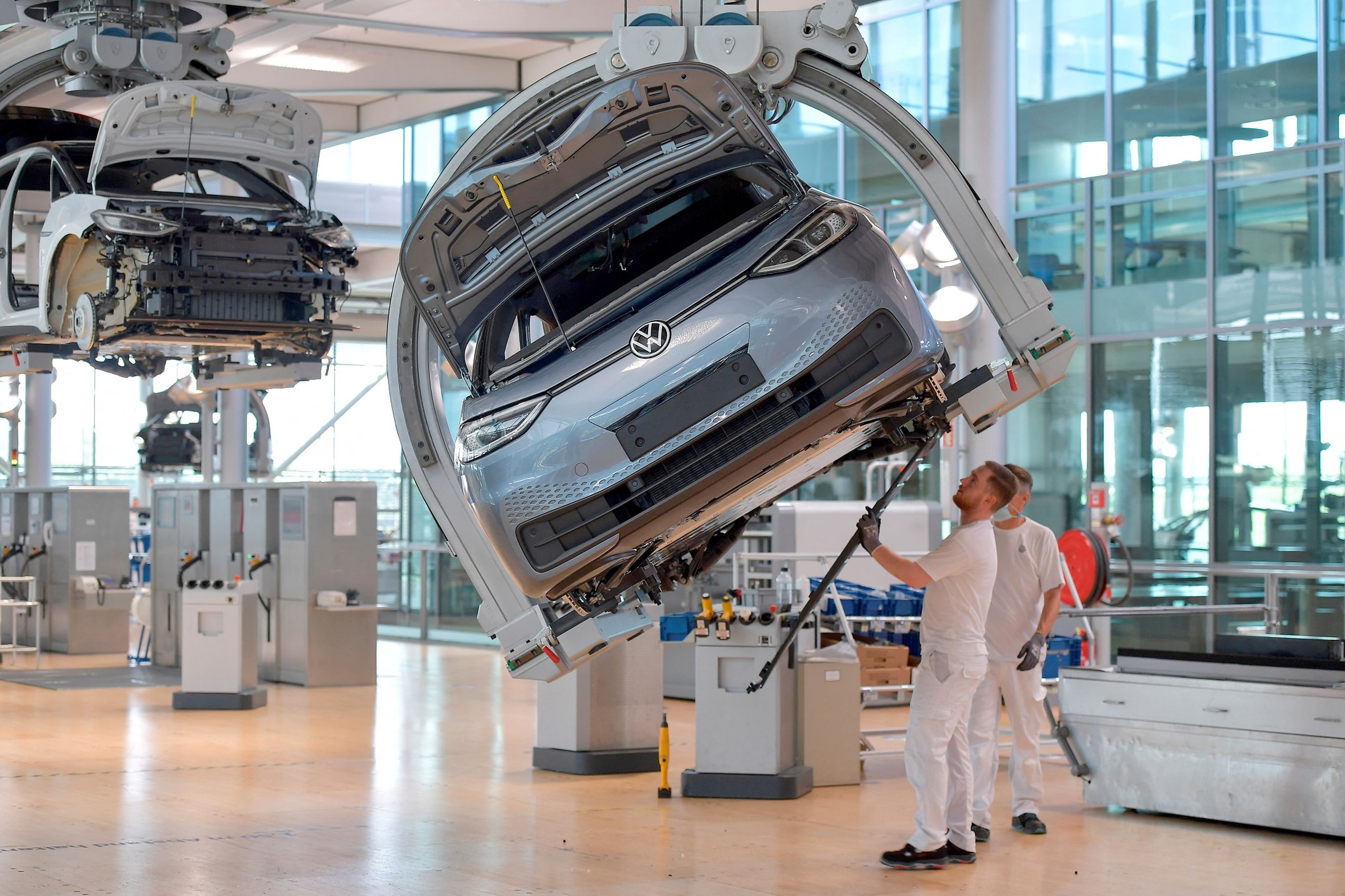 Trabajadores de la fábrica de Volkswagen en Dresde (Alemania), que ha tenido que parar por la falta de suministros de Ucrania.