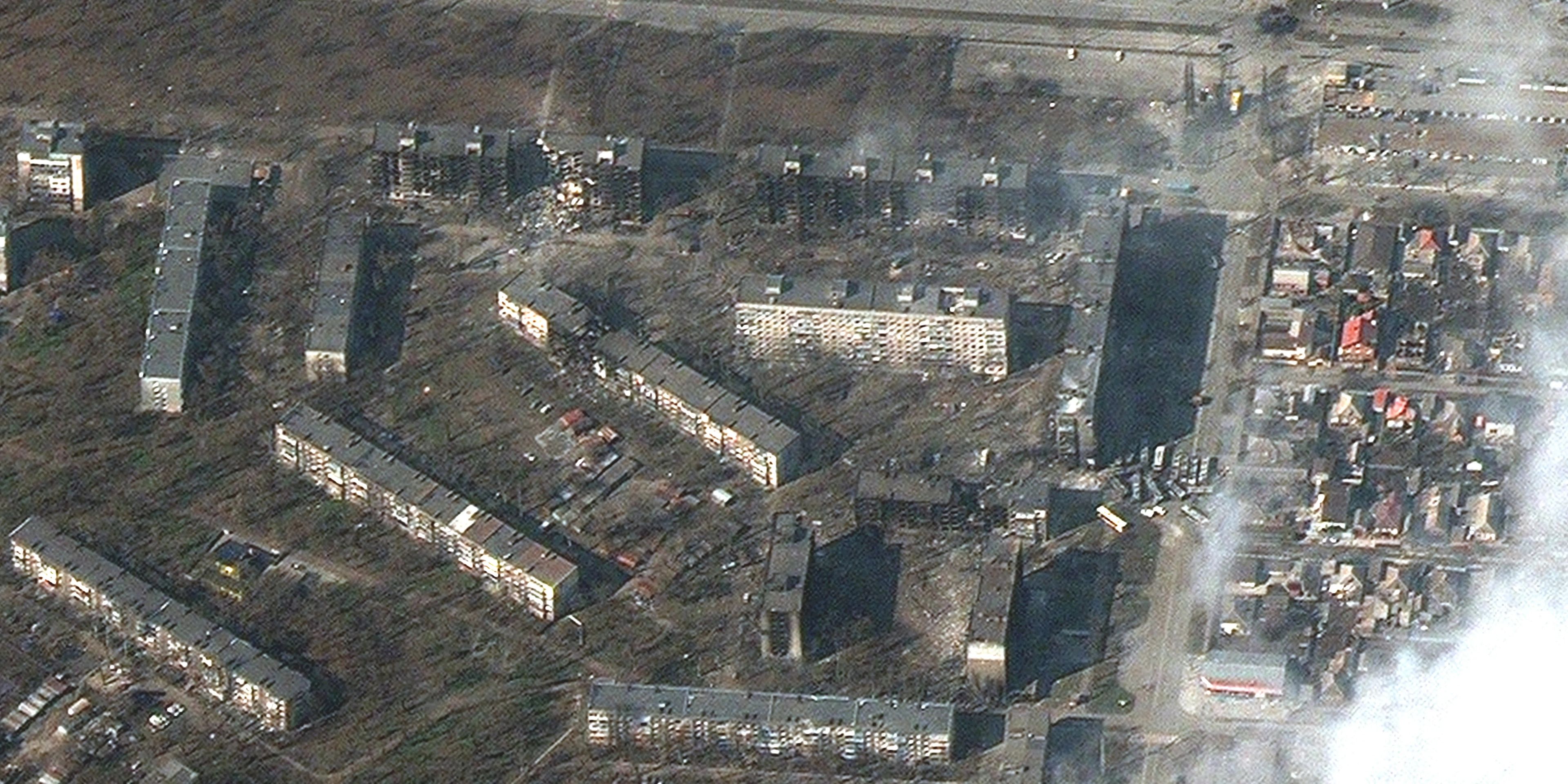 Edificios de apartamentos y tiendas en llamas en Mariupol.