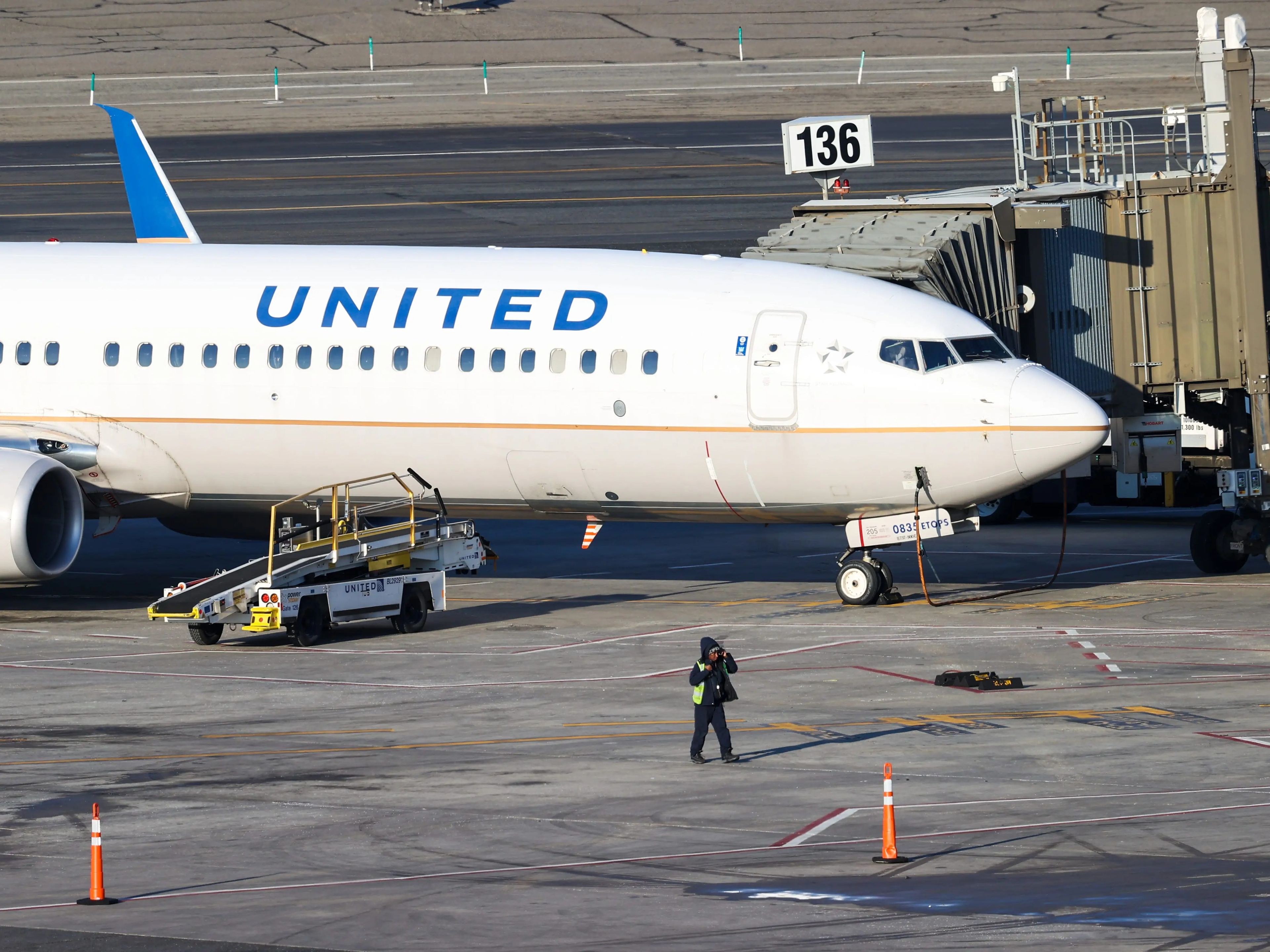 Un avión de United Airlines en el Aeropuerto Internacional Newark Liberty en Newark, Nueva Jersey, Estados Unidos.