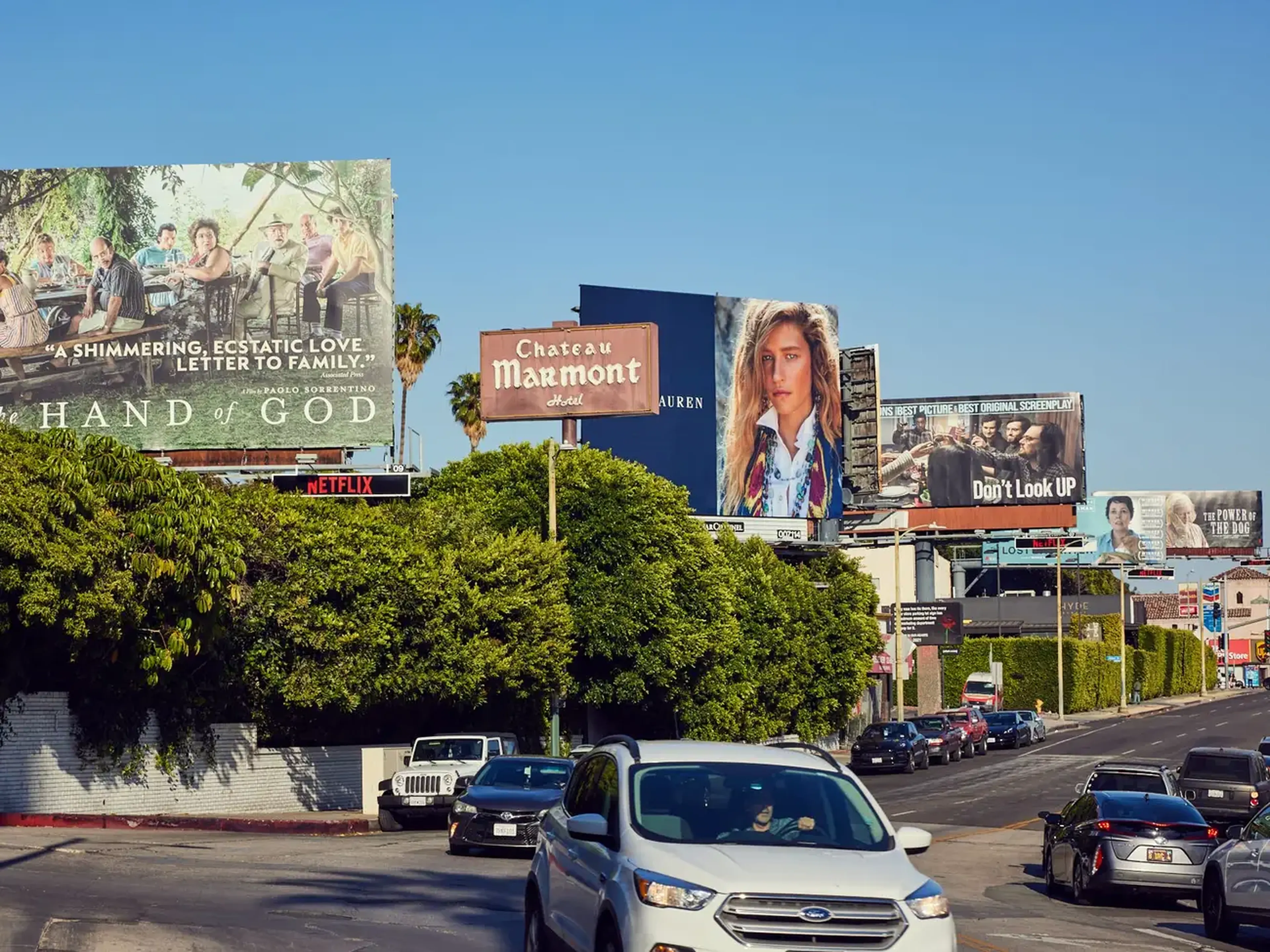 Las vallas publicitarias propiedad de Netflix se alinean en un tramo concurrido de Sunset Boulevard en West Hollywood.