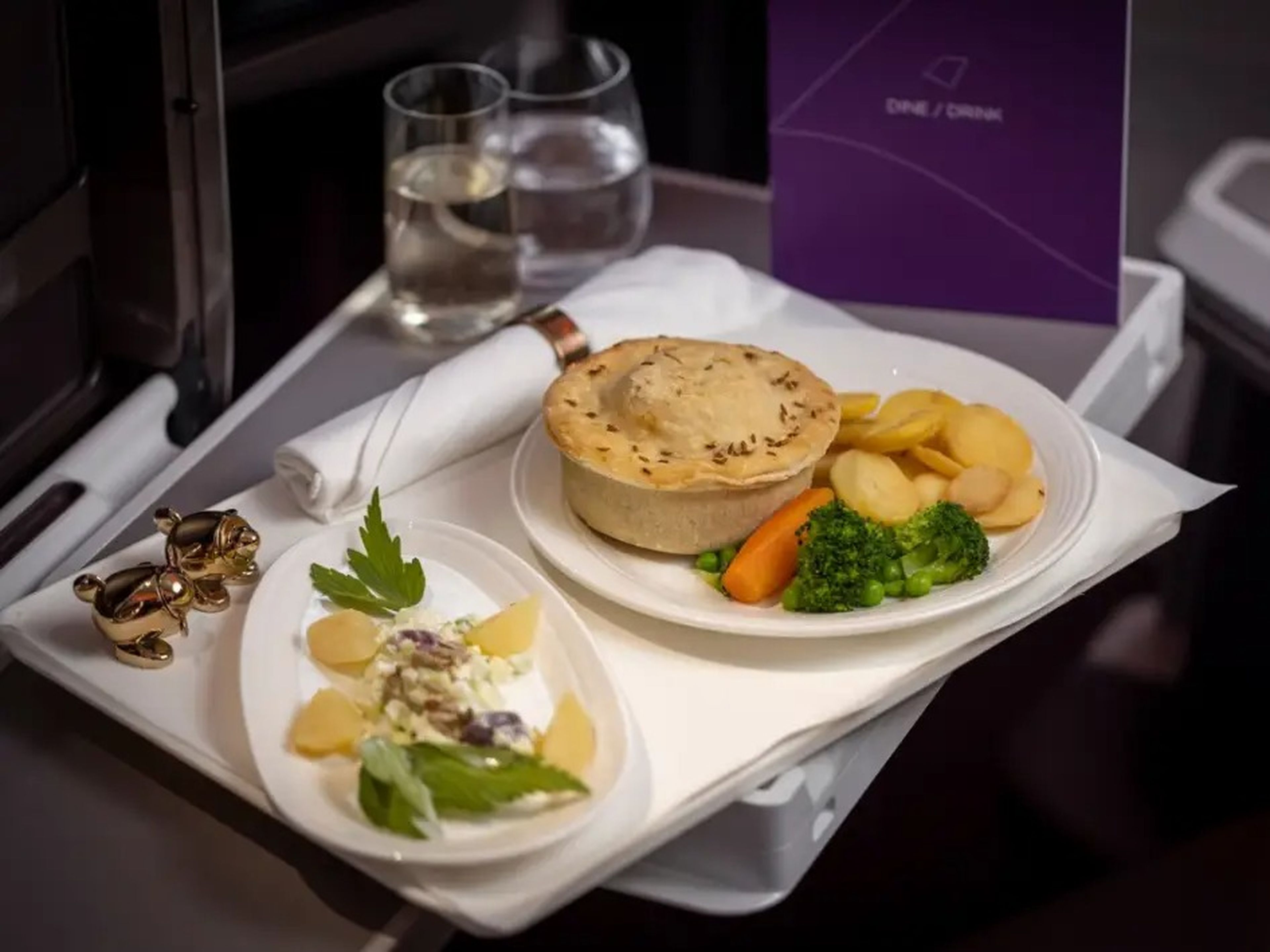 Comida en primera clase de Virgin Atlantic. La aerolínea sirve una comida de tres platos.