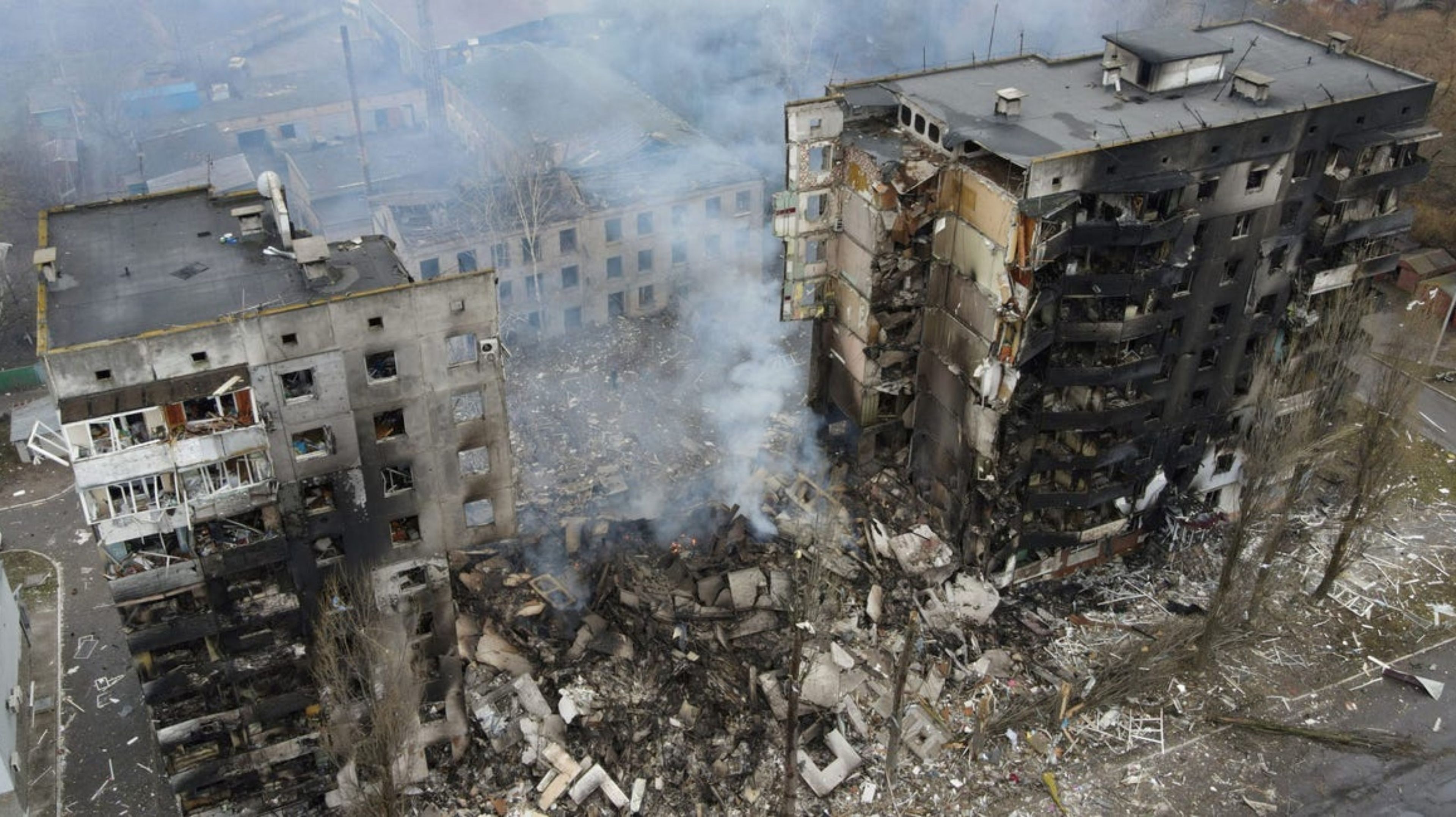Una vista aérea muestra un edificio residencial destruido por los bombardeos, mientras continúa la invasión rusa de Ucrania, en el asentamiento de Borodianka en la región de Kiev, Ucrania 3 de marzo de 2022. Imagen tomada con un dron.