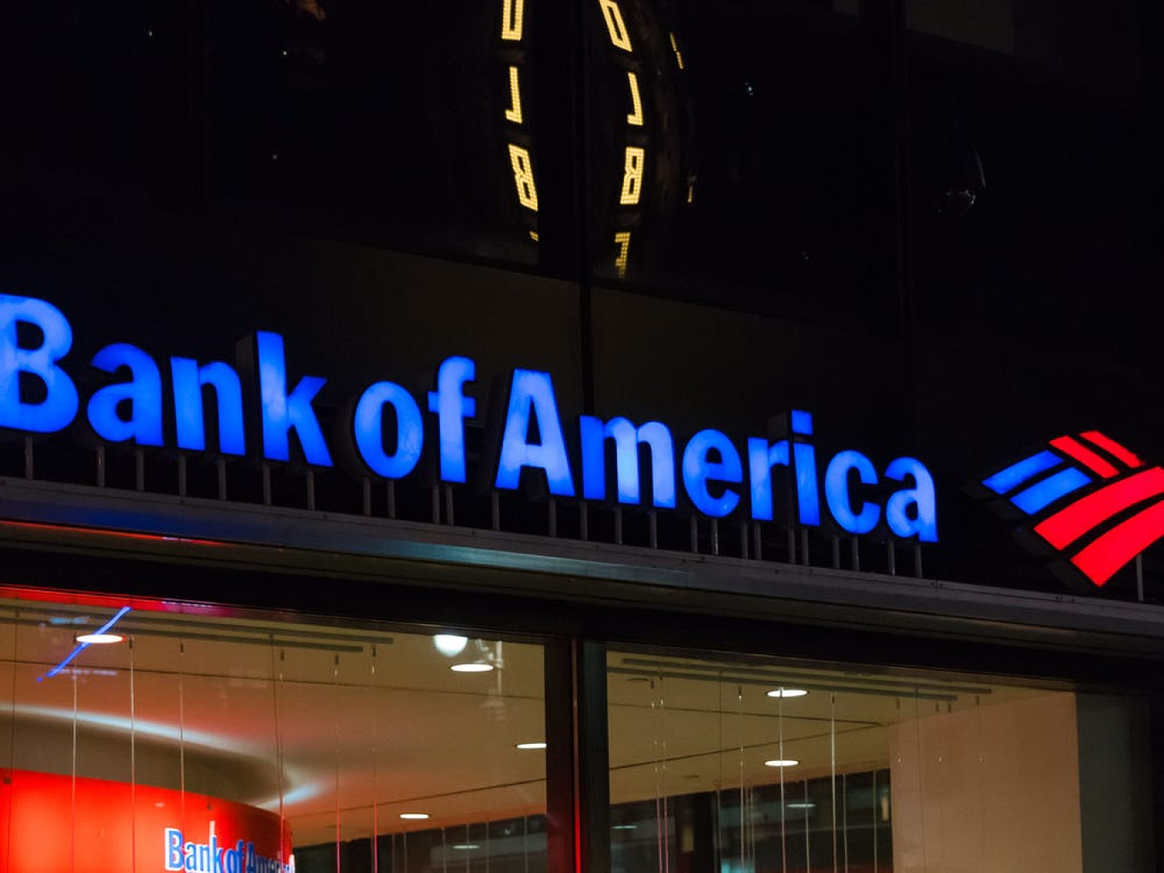Vista nocturna del logotipo de la Torre Bank of America.