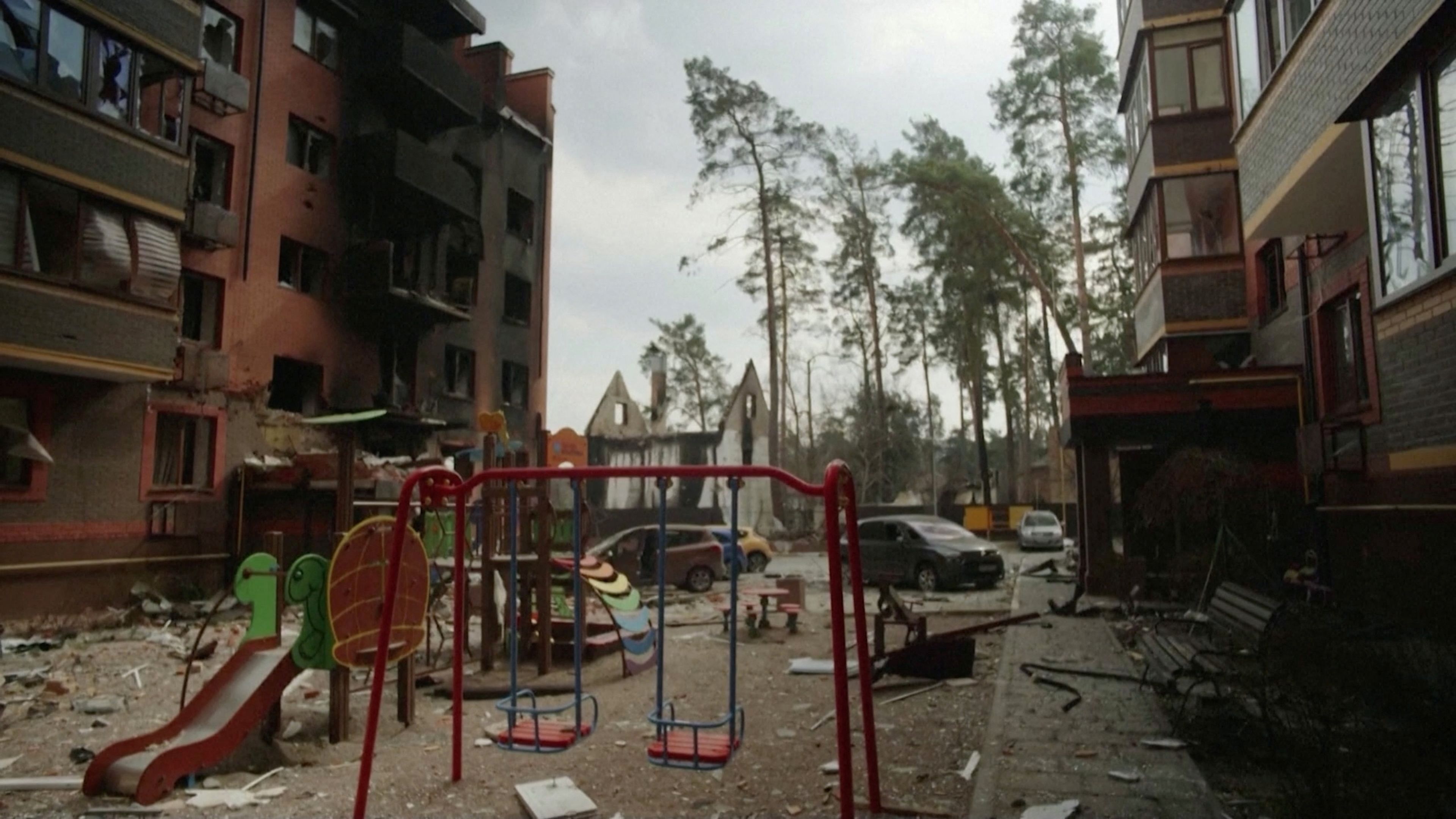 Vista de un parque infantil junto a un edificio destruido, en medio de la invasión rusa de Ucrania, en la ciudad de Irpin.
