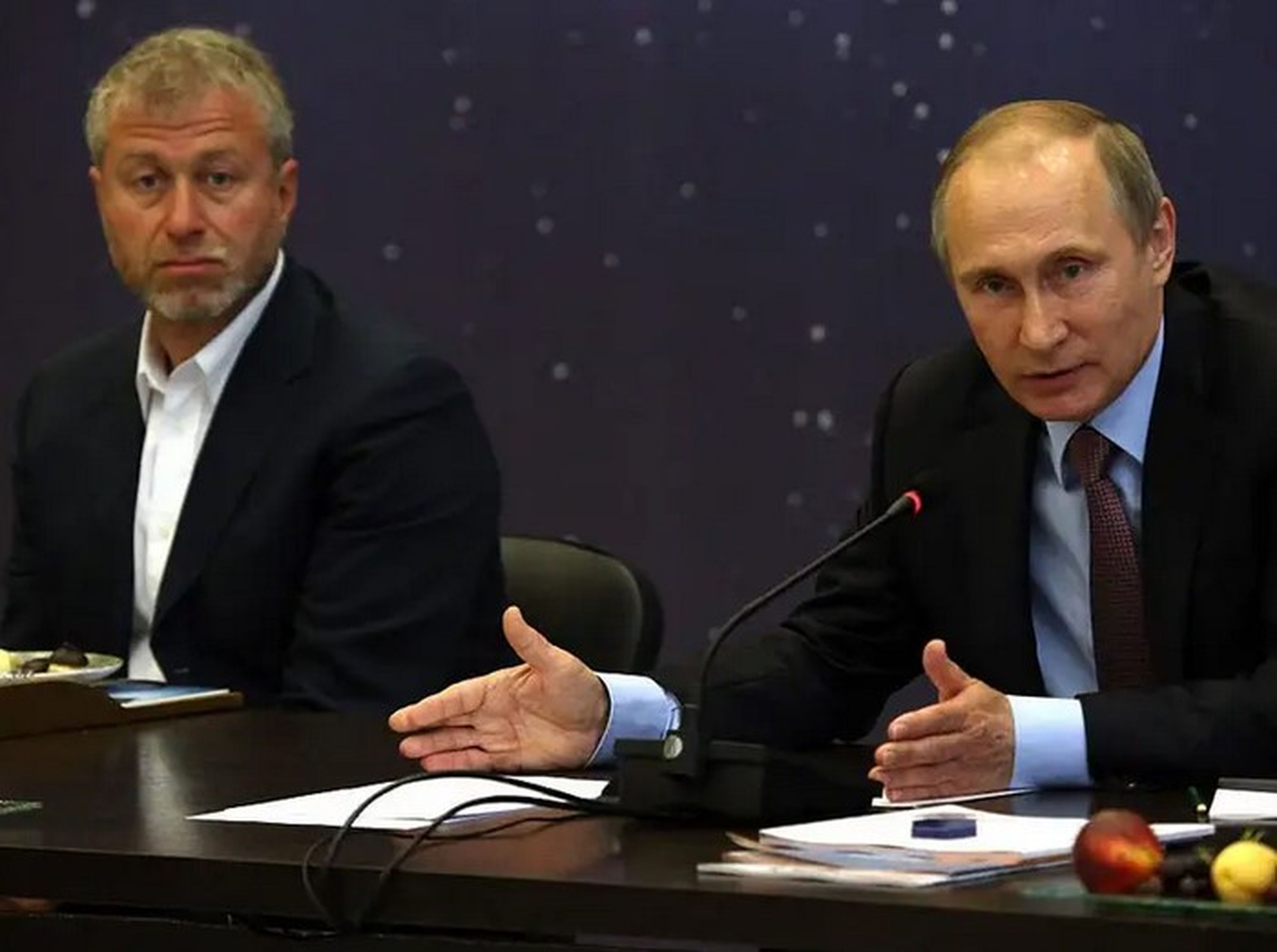 El presidente ruso, Vladimir Putin (dcha.), habla mientras el multimillonario y empresario Roman Abramovich (izq.) le observa durante una reunión con importantes empresarios.