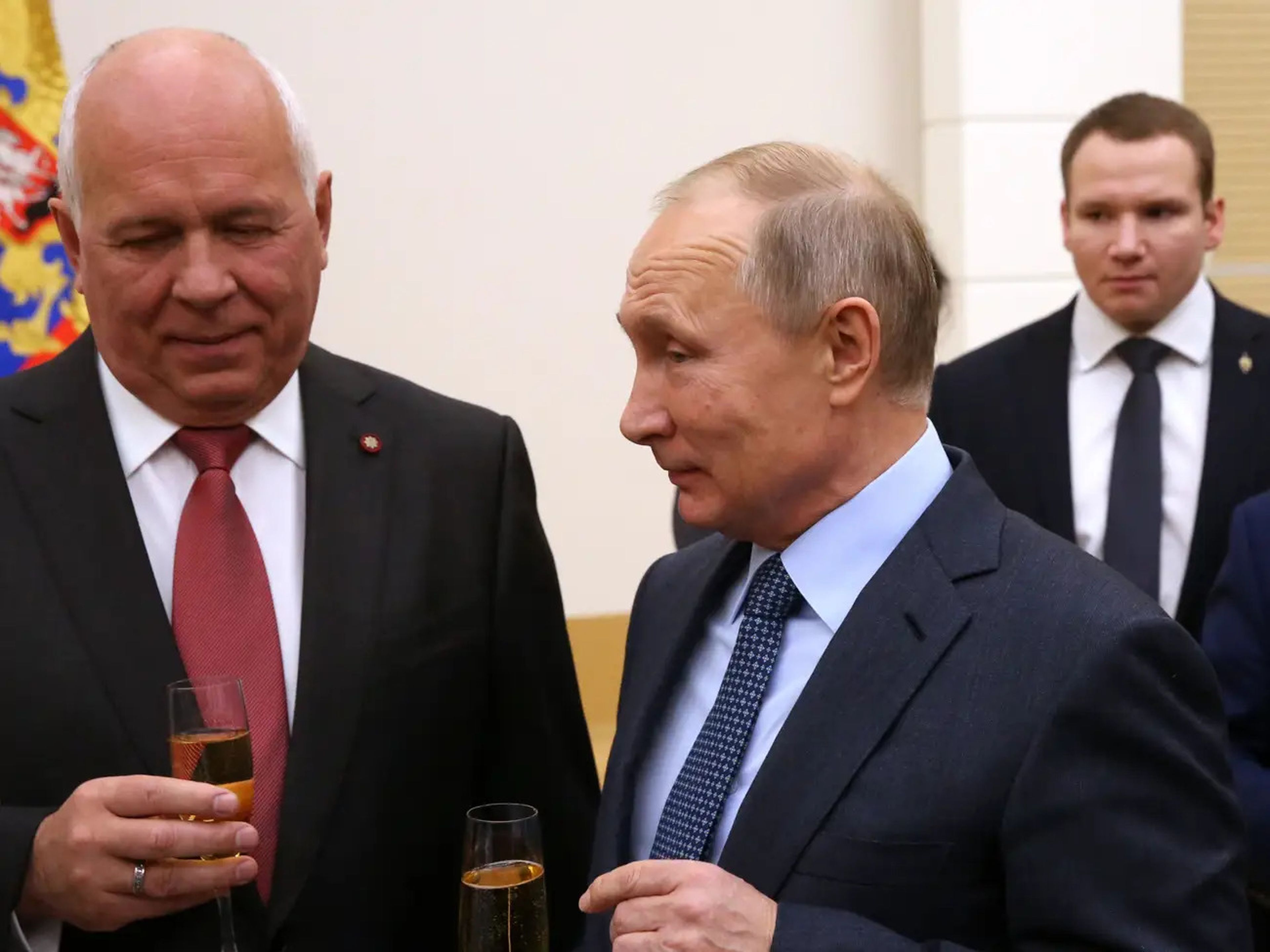 El director general de Rostec, Sergei Chemezov, a la izquierda, es un estrecho aliado del presidente ruso Vladimir Putin.