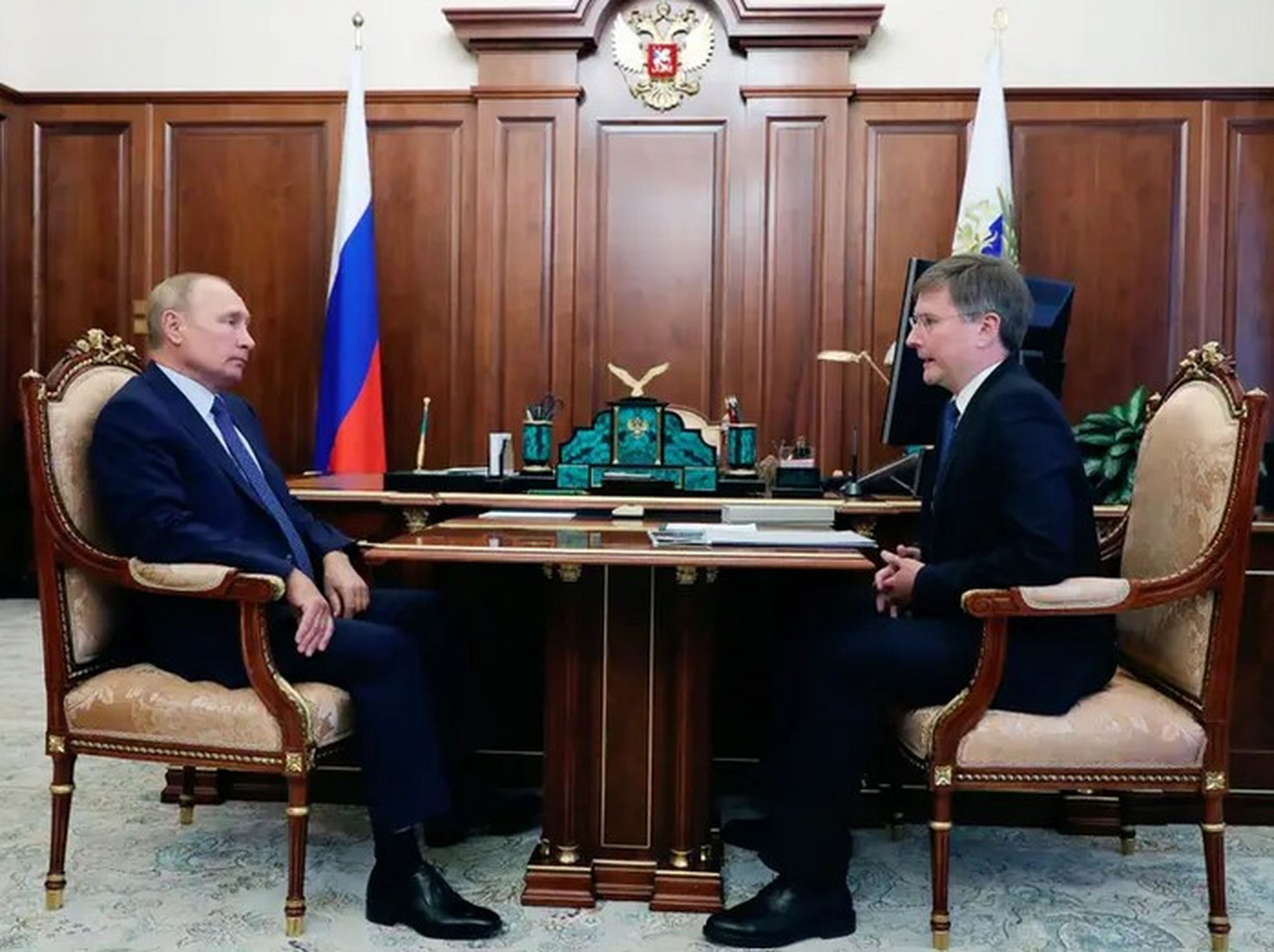 El presidente de Rusia, Vladimir Putin (L), se reúne con Sergei Ivanov, consejero delegado de la compañía minera de diamantes Alrosa, en el Kremlin de Moscú.