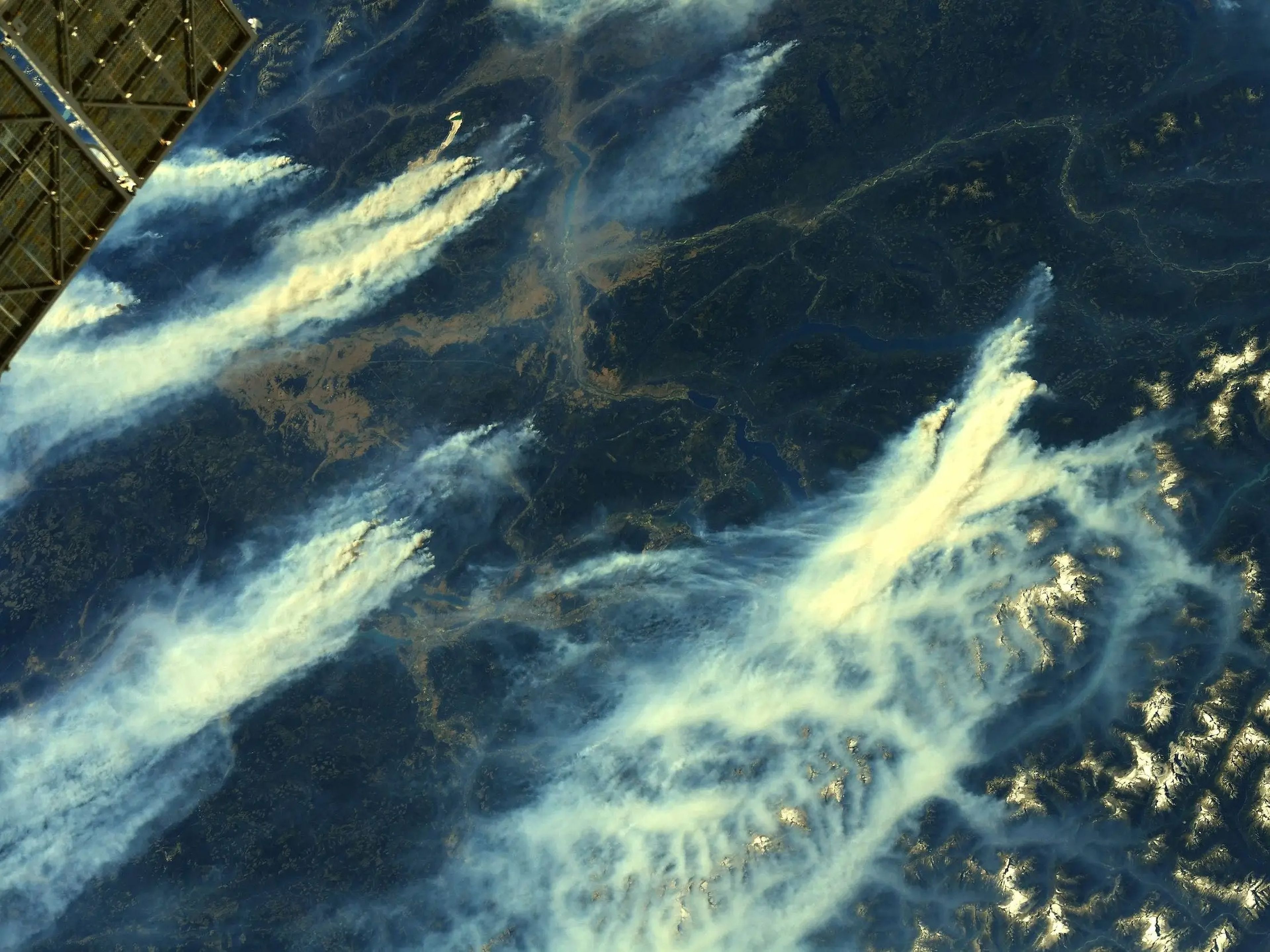El humo de los incendios forestales se eleva desde los bosques en llamas en Canadá el 12 de agosto de 2021.