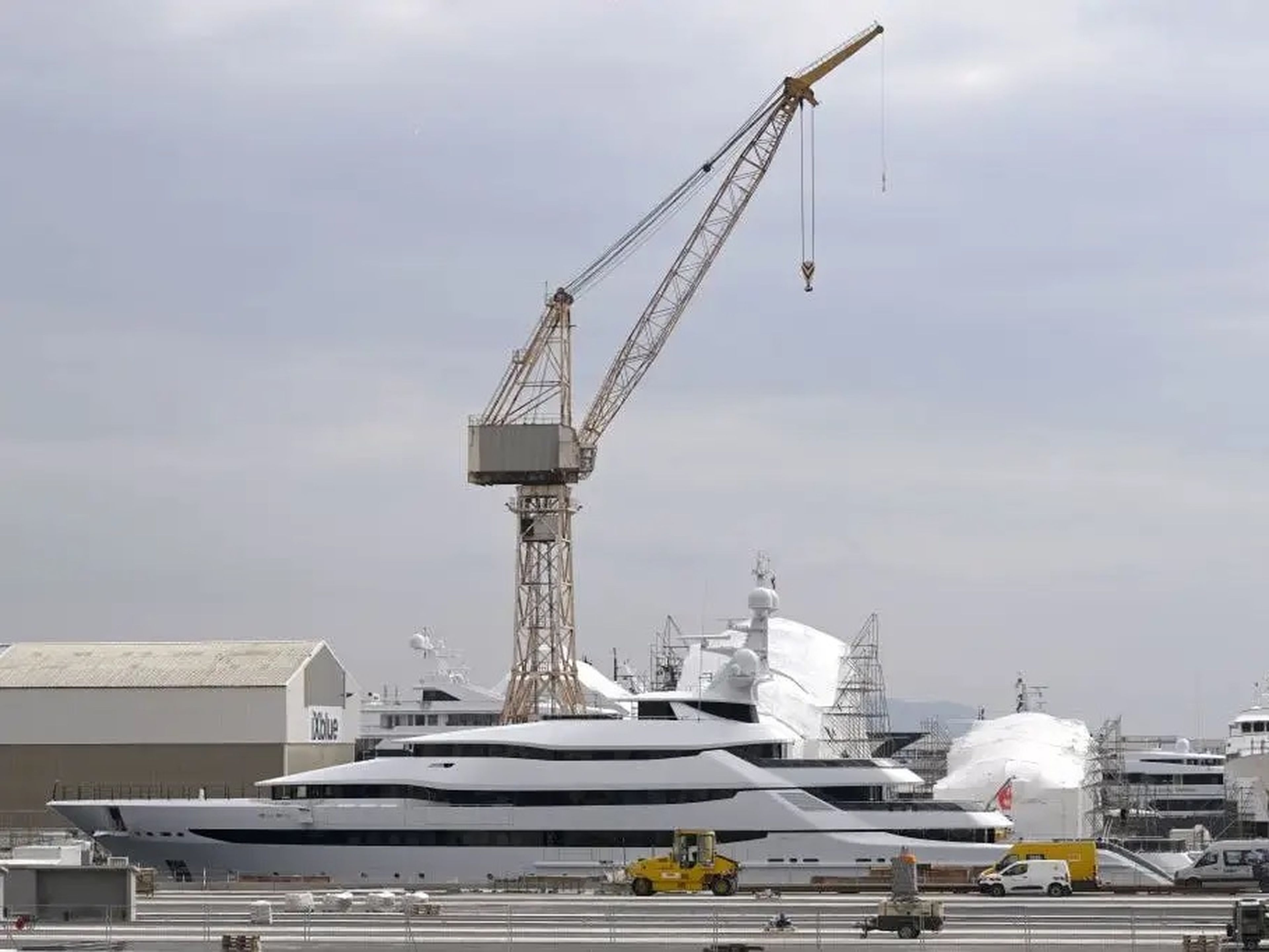 Imagen tomada el 3 de marzo de 2022 en el puerto de La Ciotat, cerca de Marsella (Francia), donde se puede ver el yate Amore Vero, propiedad al gigante energético Rosneft, compañía dirigida por Igor Sechin.