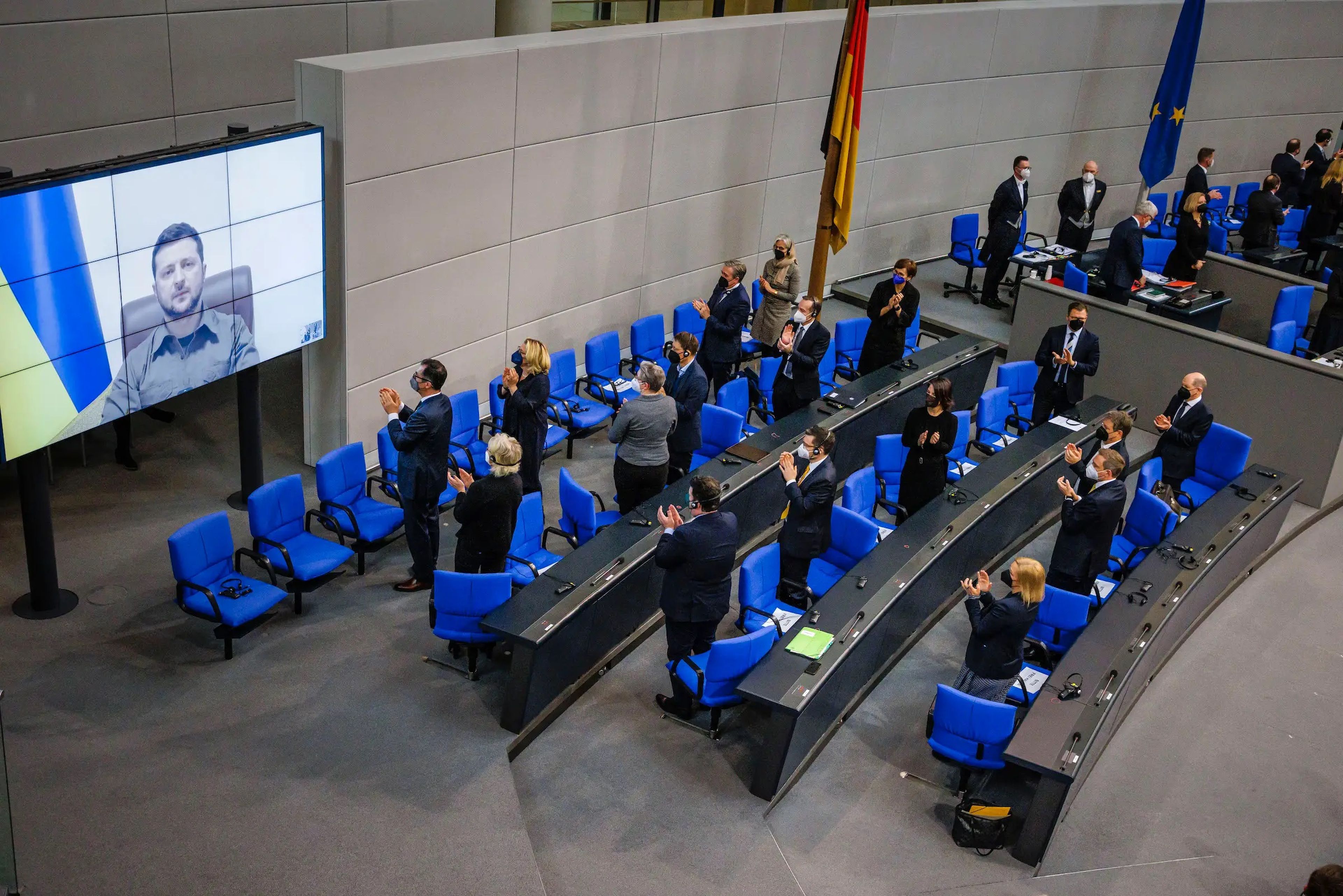 Intervención recibe una gran ovación del Parlamente alemán.