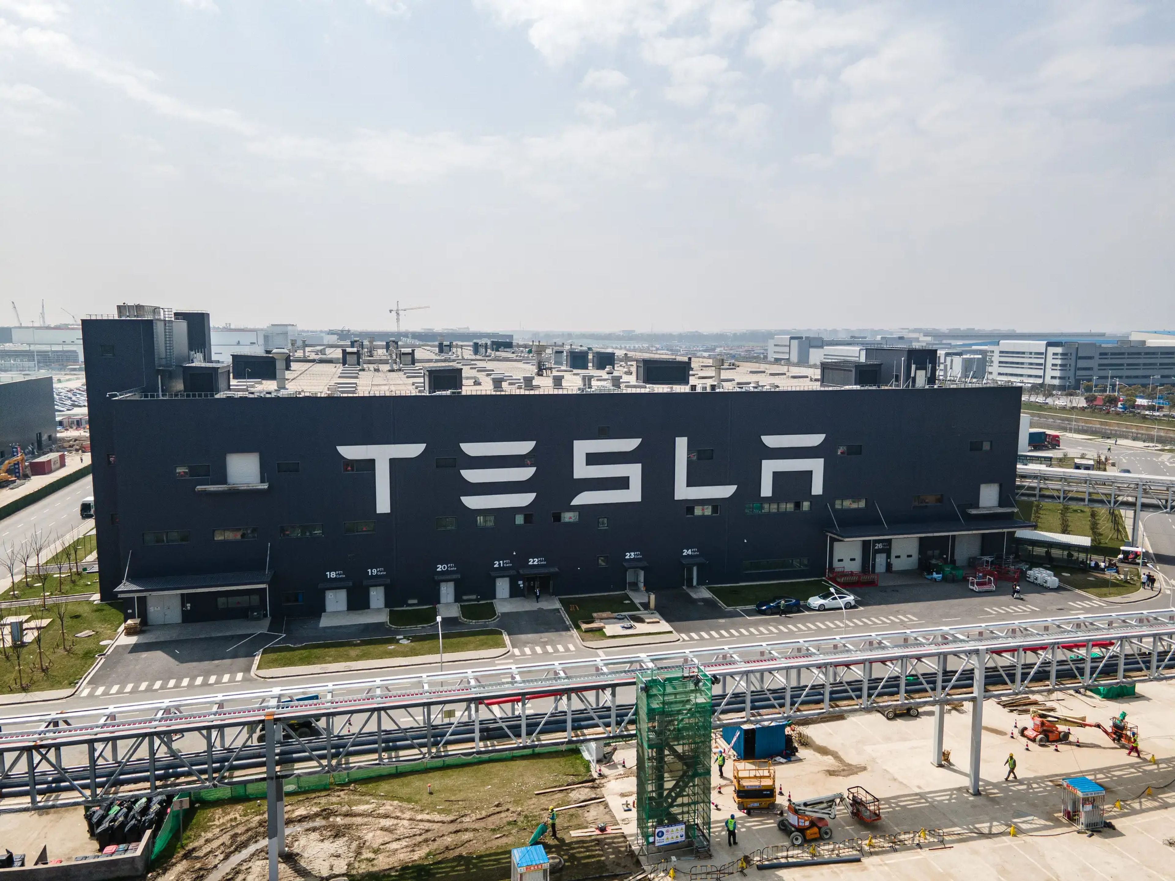 Vista aérea de la fábrica gigante de Tesla en Shanghái (China), el 29 de marzo de 2021.