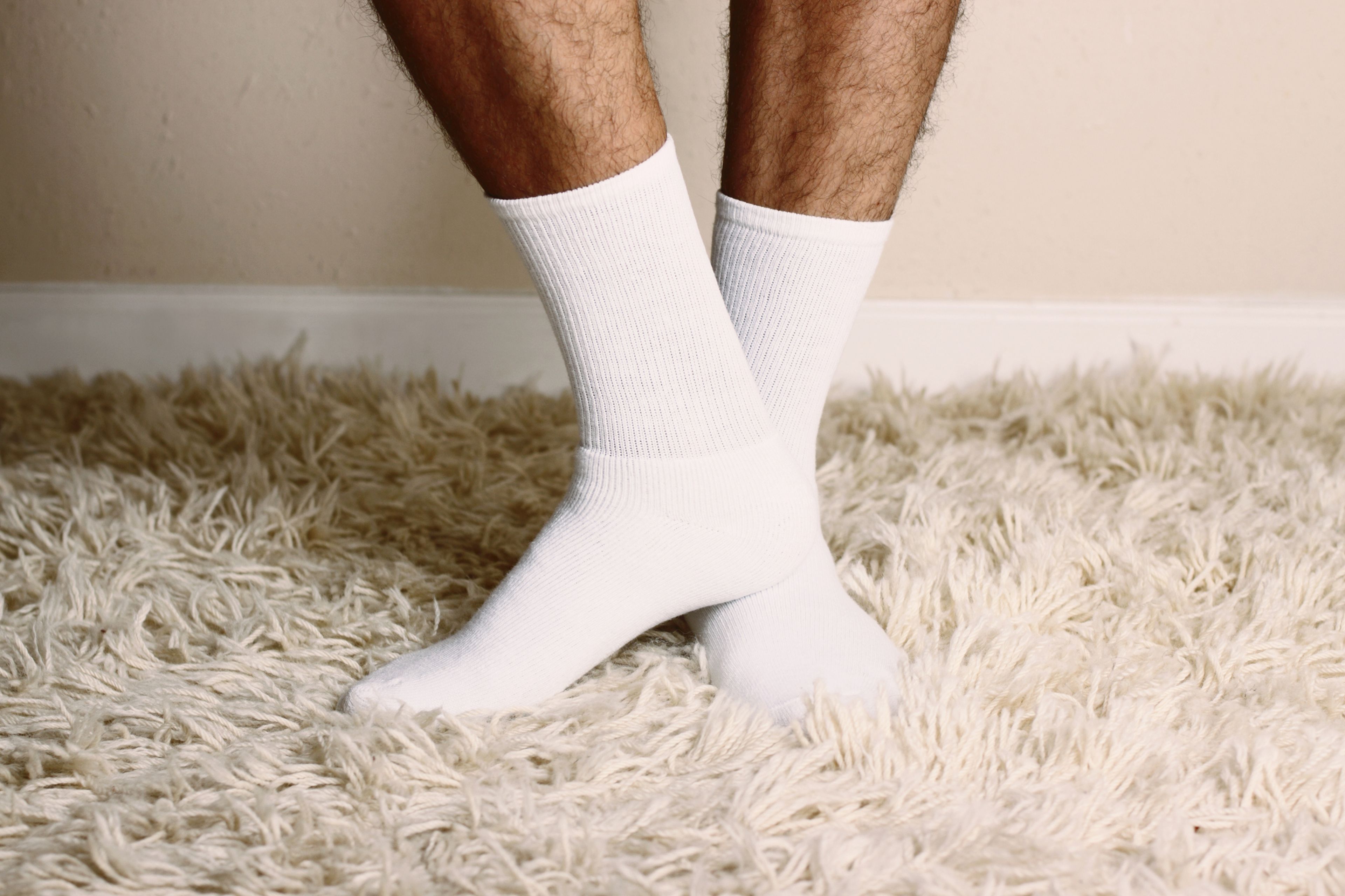 Молодые в белых носочках. Носки мужские. Белые носки. Мужские ноги в носках. Мужские ноги в белых носках.