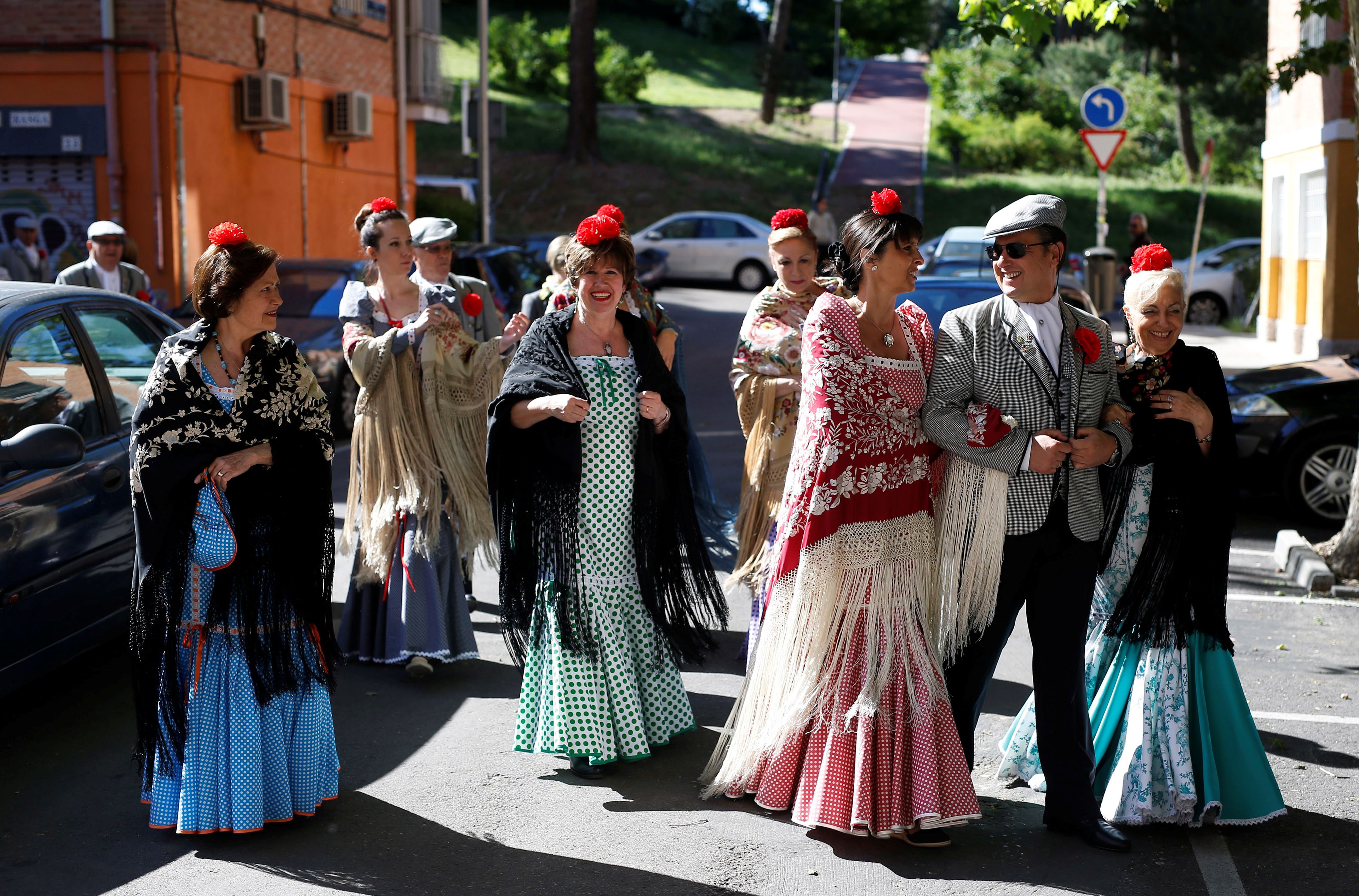 Grupo de amigos celebrando la festividad de San Isidro, que tiene lugar cada 15 de mayo en Madrid.