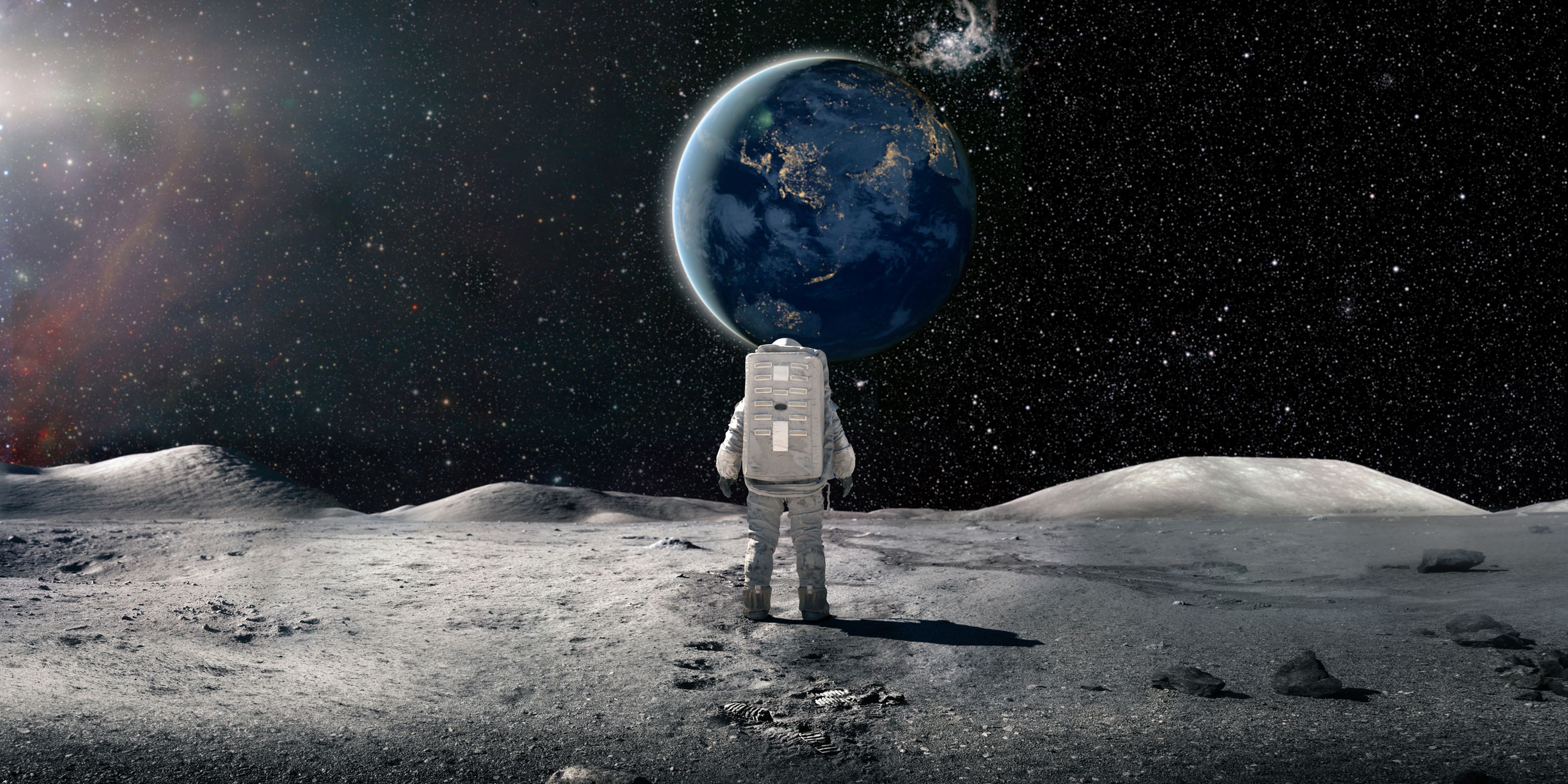 Astronauta viviendo en la luna