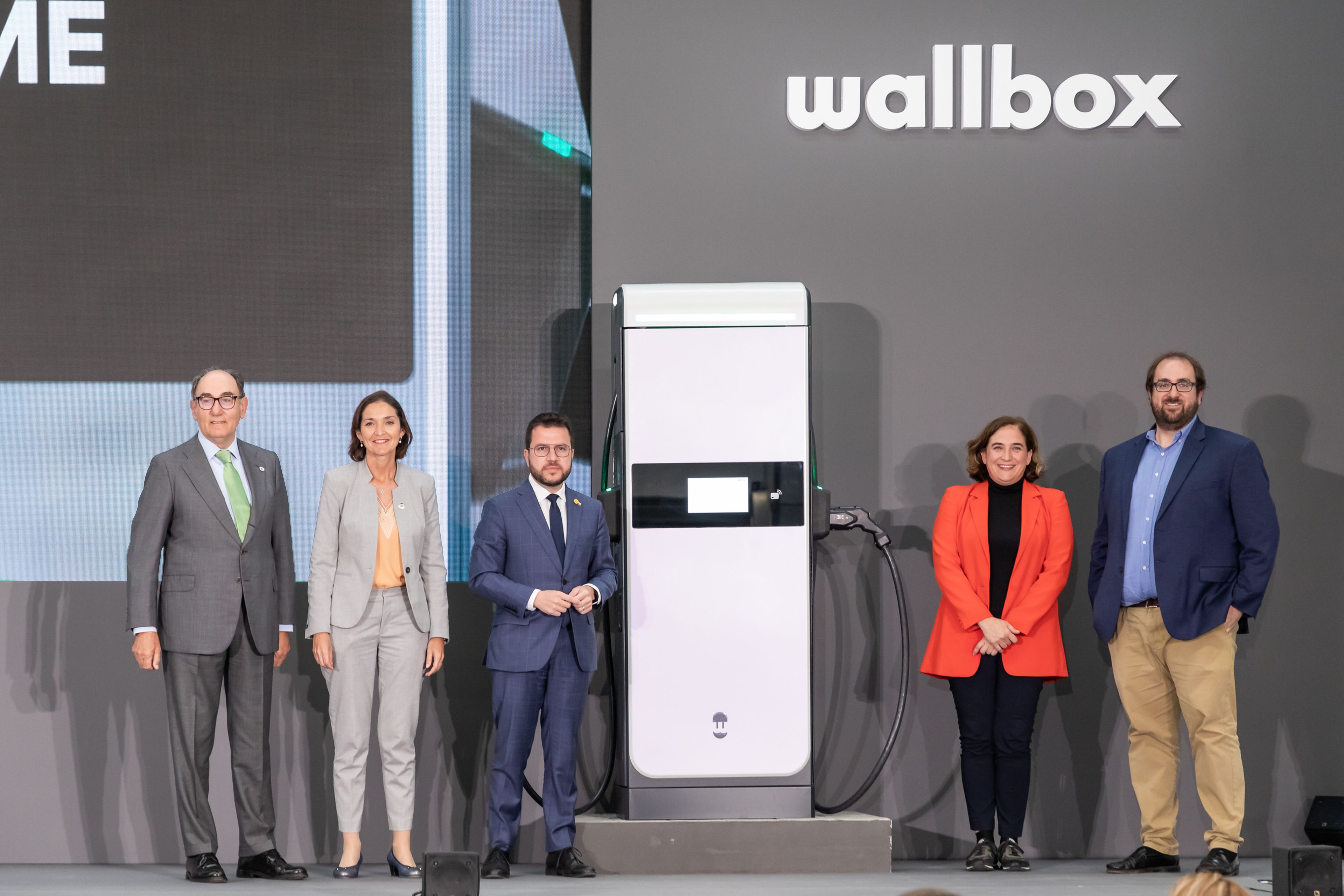Ignacio Galán (Iberdrola), Reyes Maroto, Pere Aragonés, Ada Colau y Enric Asunción, en la inauguración de la fábrica de Wallbox en Barcelona (Business Insider).