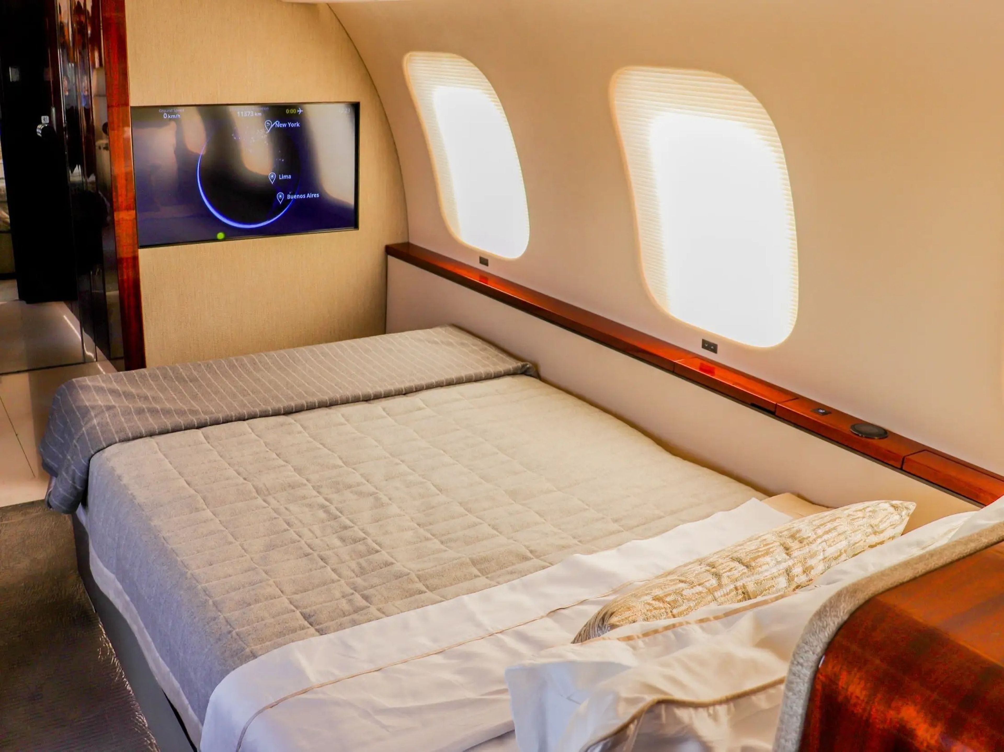 Interior de un avión de exposición Bombardier Global 7500.
