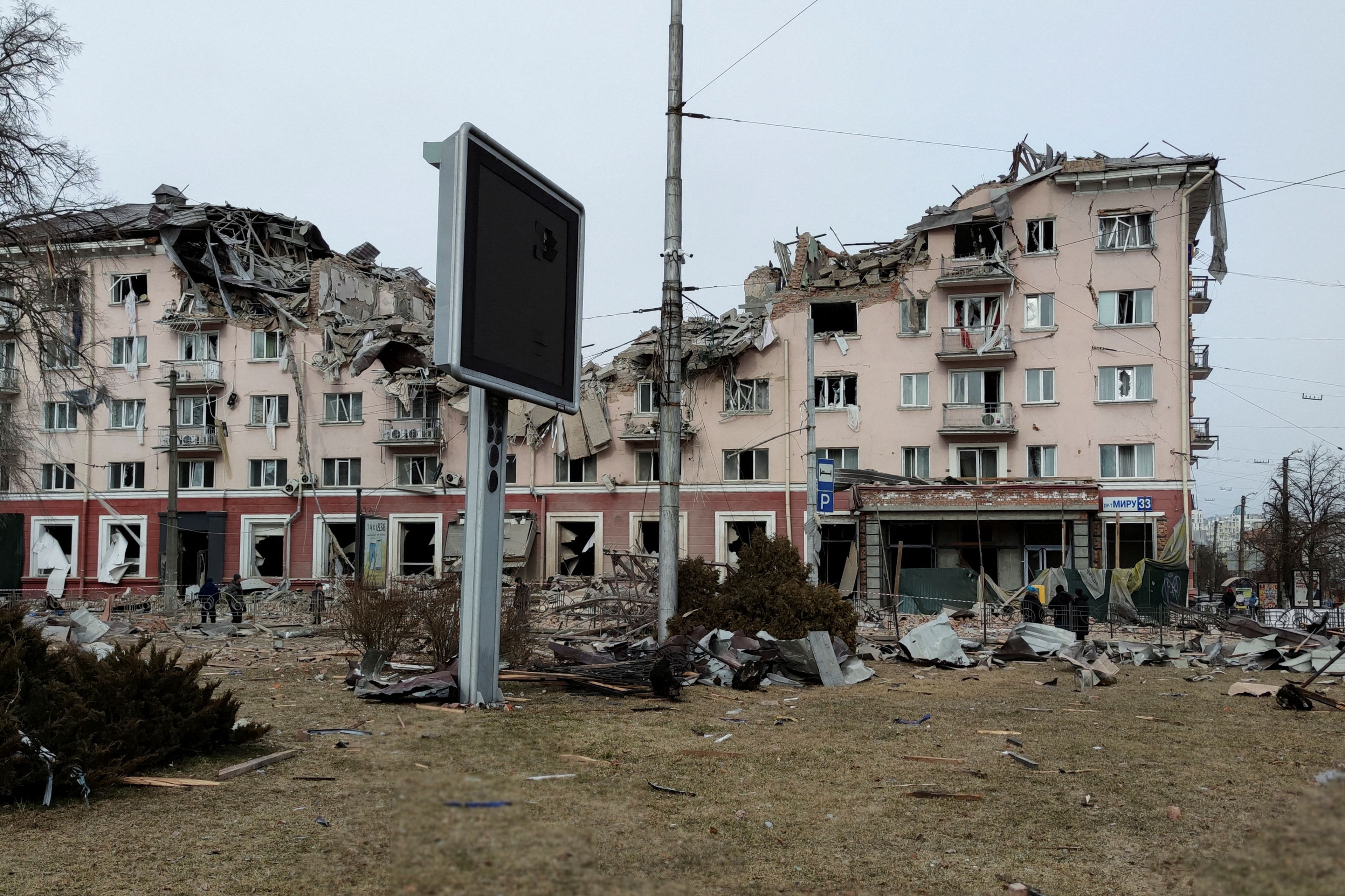 Vista externa del hotel 'Ucrania' destruido durante un ataque aéreo de Rusia, en el centro de Chernígiv (Ucrania), el 12 de marzo de 2022.