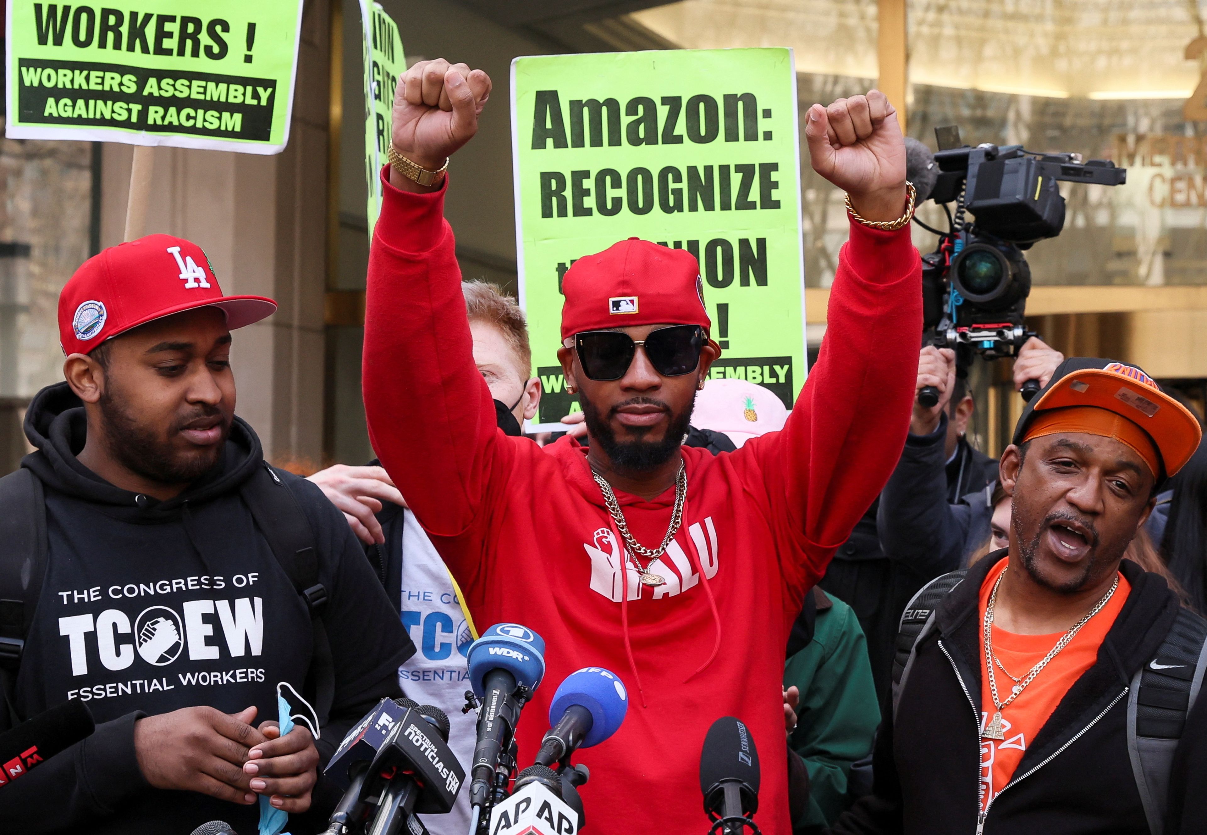 Christian Small, líder sindical, celebra la formación del sindicato de Amazon este 1 de abril en Nueva York.