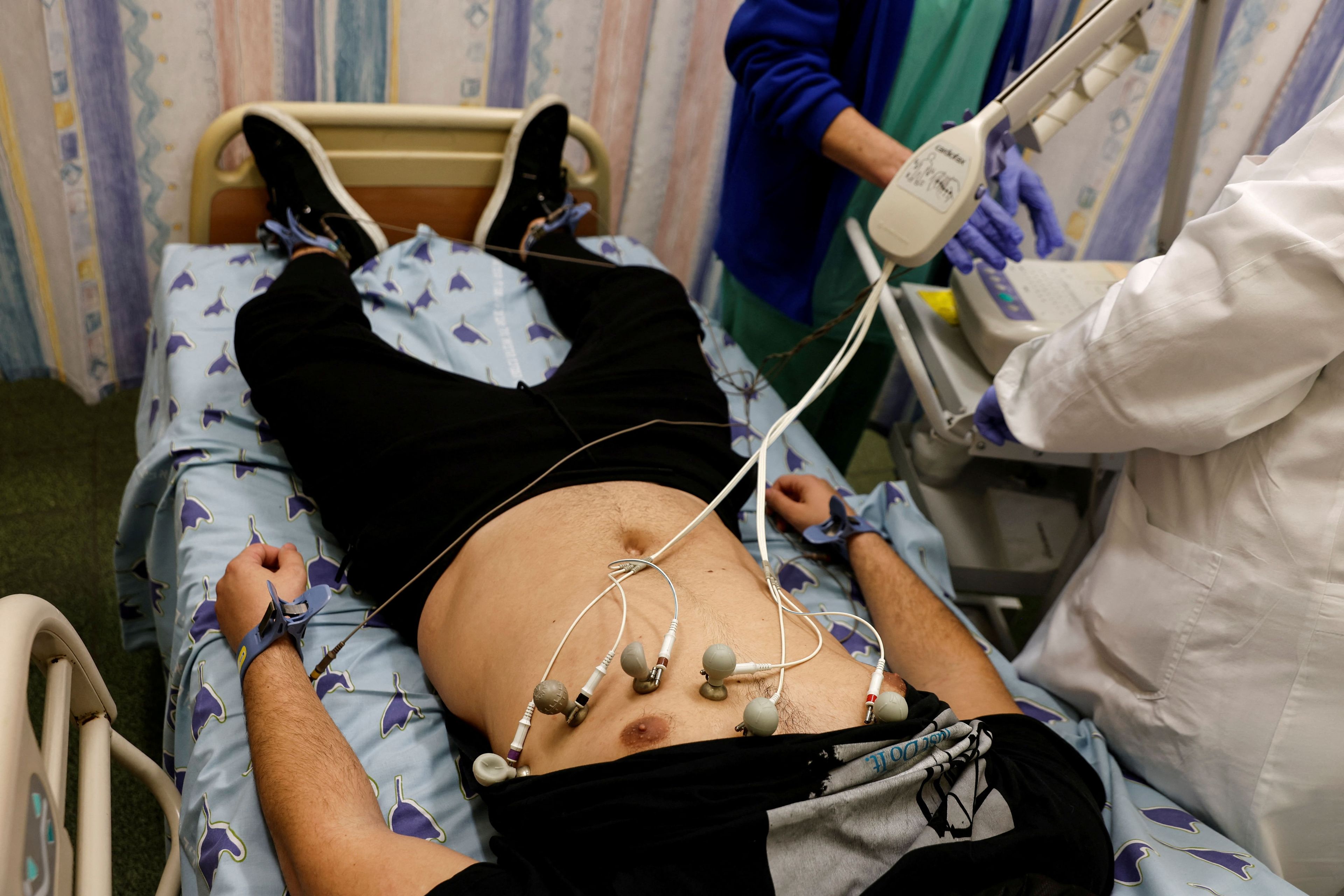 Un paciente que sufre de COVID prolongado es examinado en el hospital Ichilov en Tel Aviv (Israel).