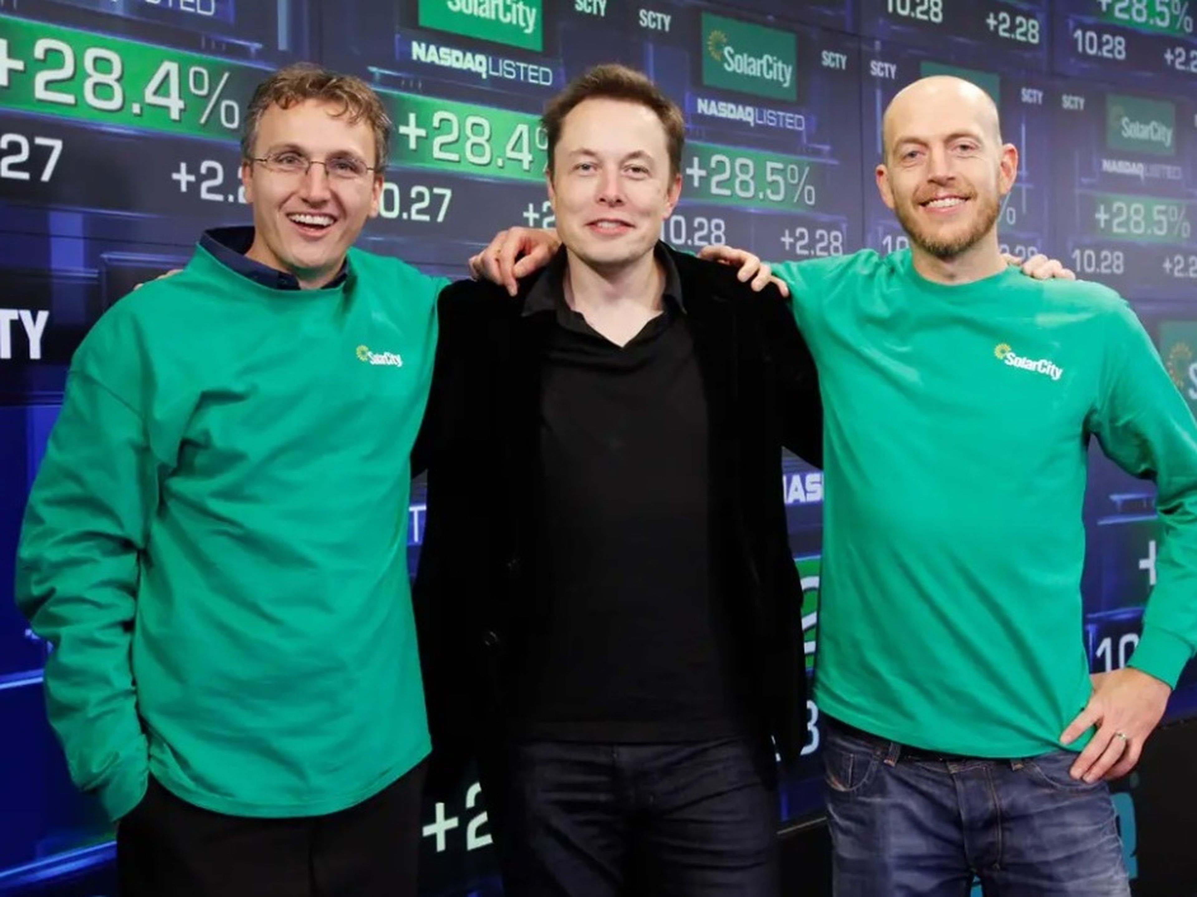 Elon Musk (centro) con sus primos y cofundadores de SolarCity Lyndon Rive (izquierda) y Peter Rive (derecha) en 2010.