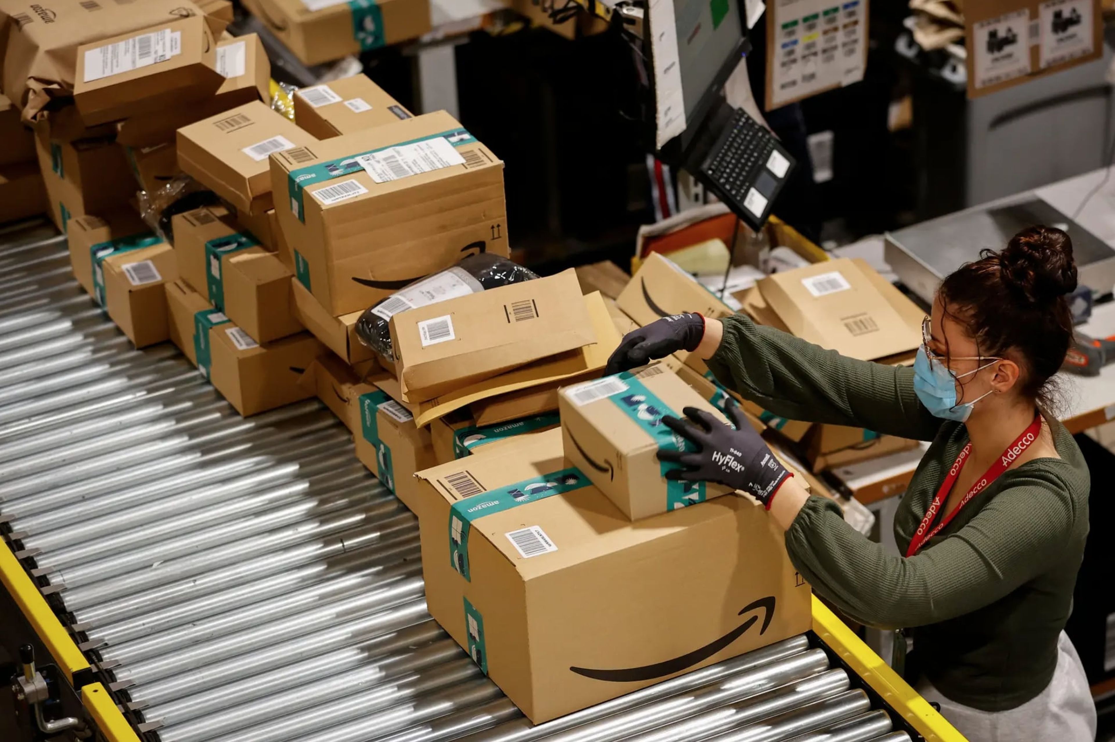 Un empleado manipula paquetes en el almacén de Amazon en Bretigny-sur-Orge, en Francia.