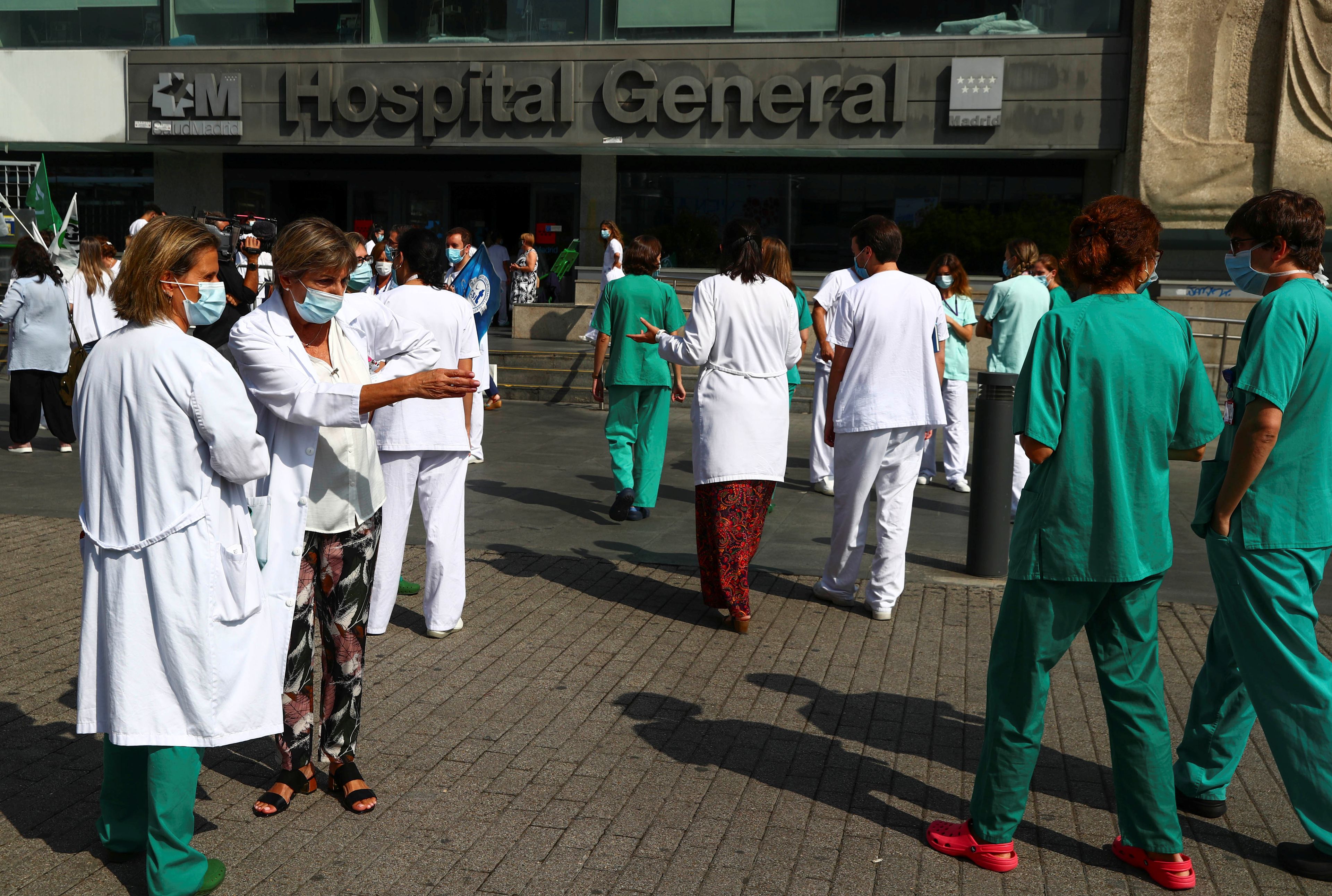 Enfermeras frente a un hospital