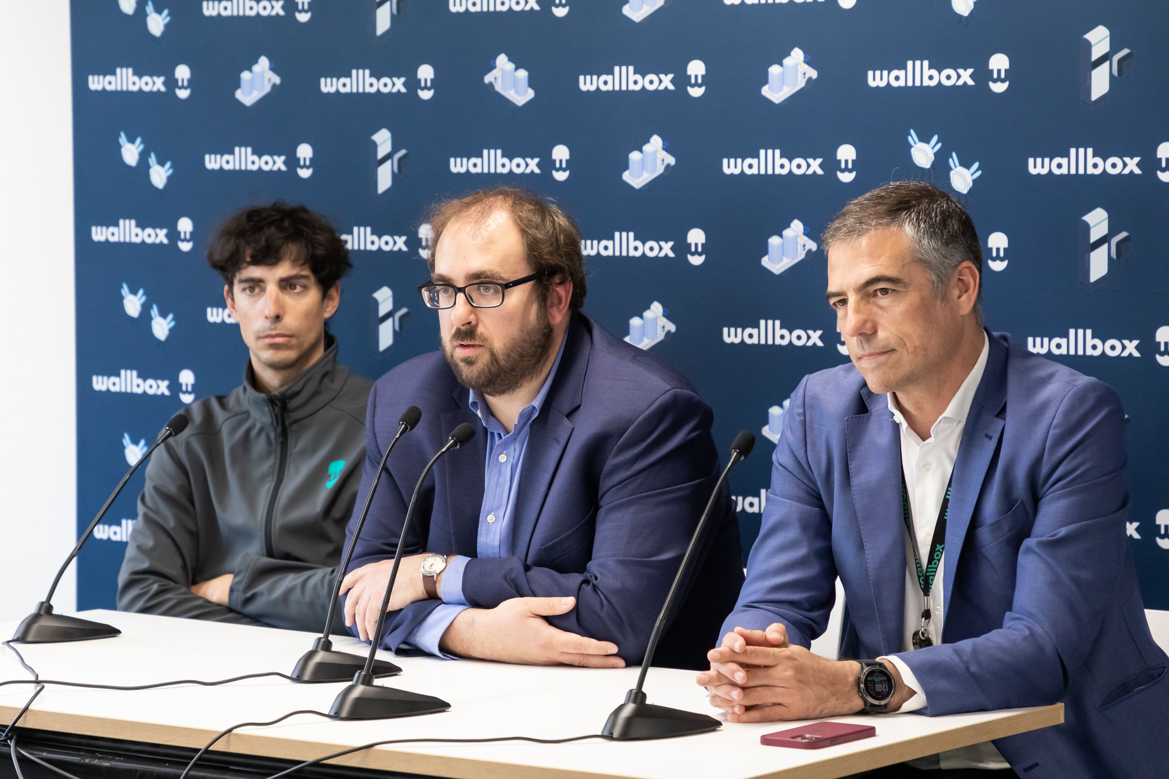 Enric Asunción, en el centro, durante la rueda de prensa de presentación de la fábrica de Wallbox en la Zona Franca