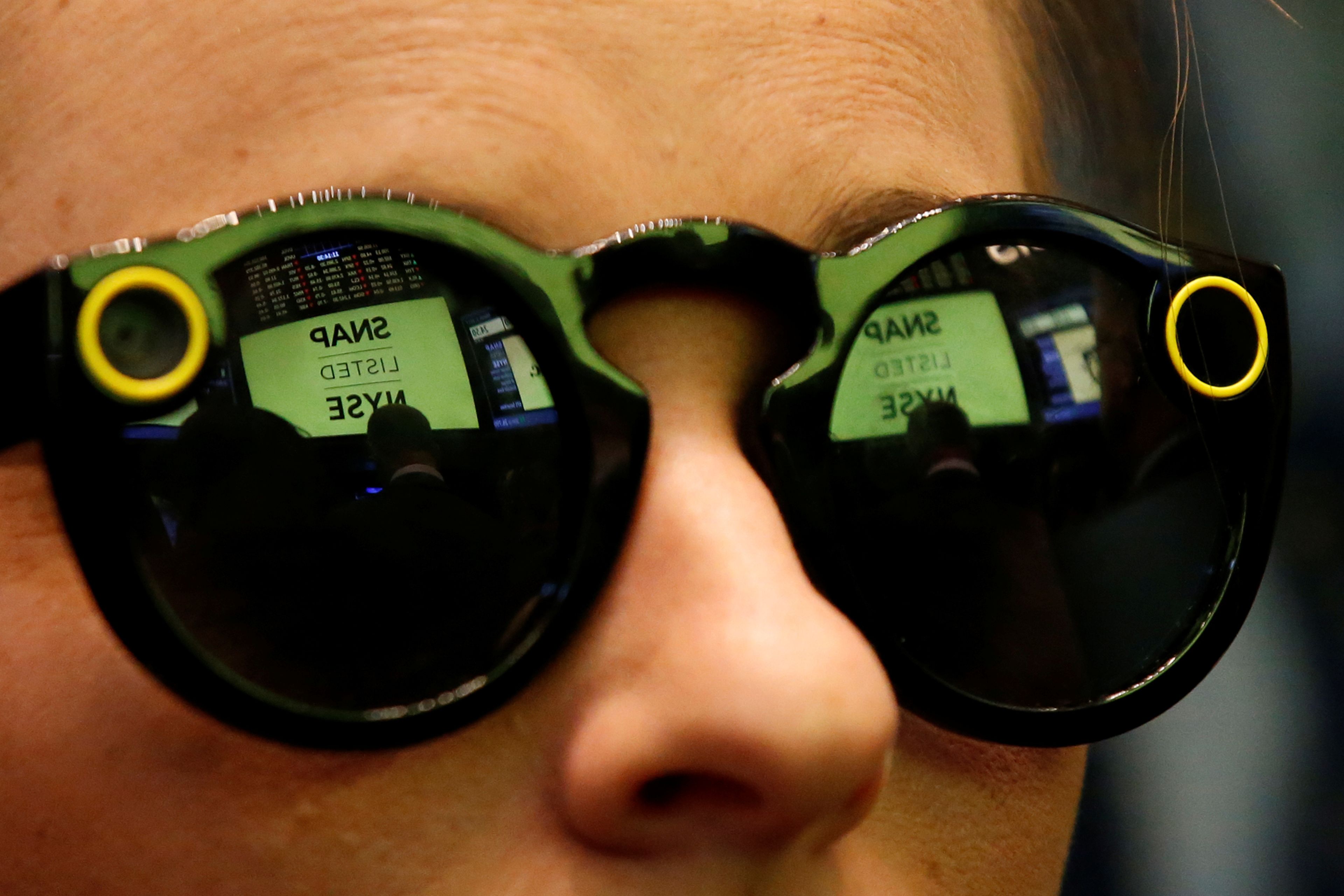 Una mujer con las gafas de realidad aumentada Spectacles de Snapchat.