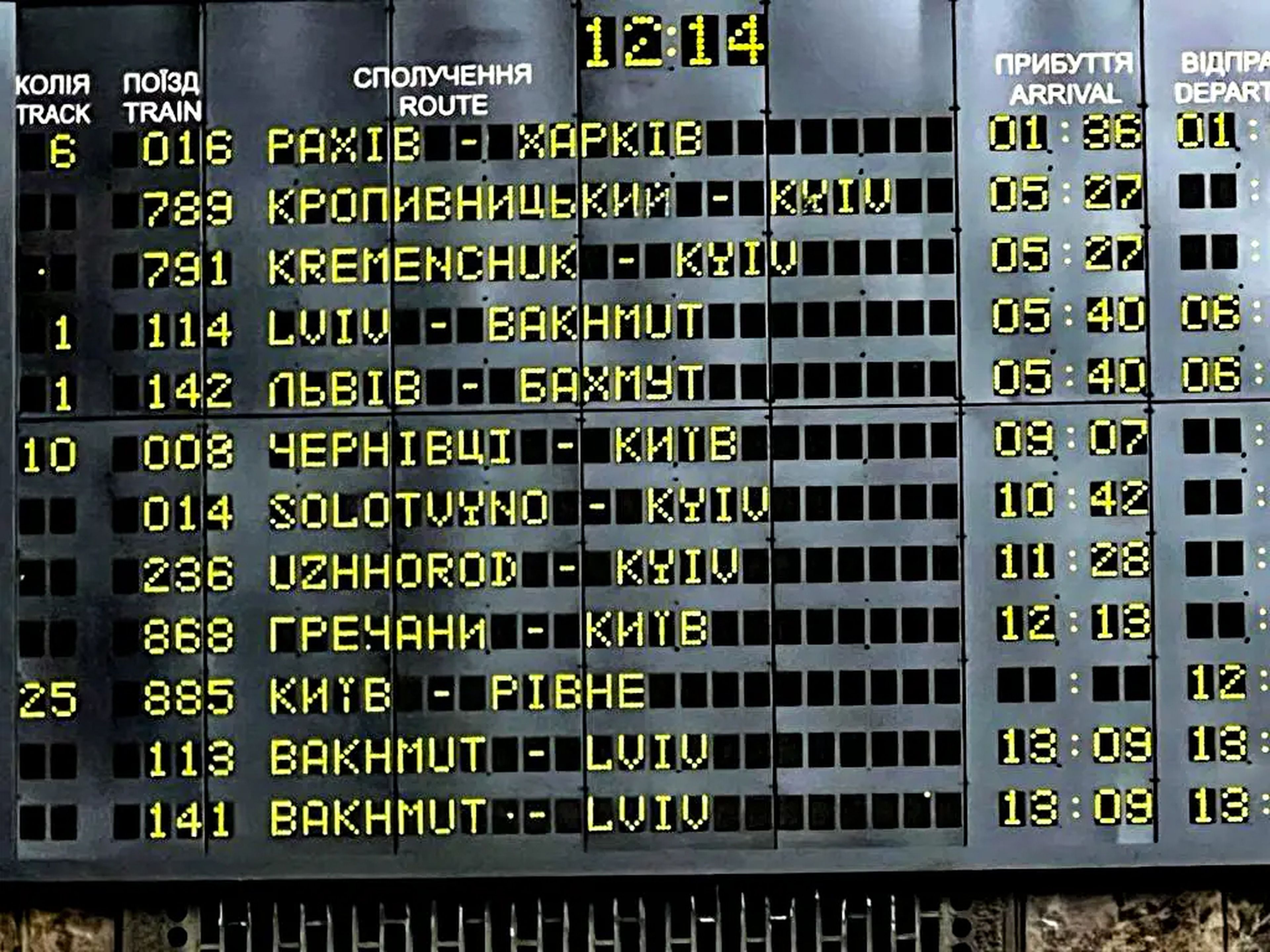 Los horarios de los trenes de la estación de tren de Kiev el 5 de marzo de 2022.