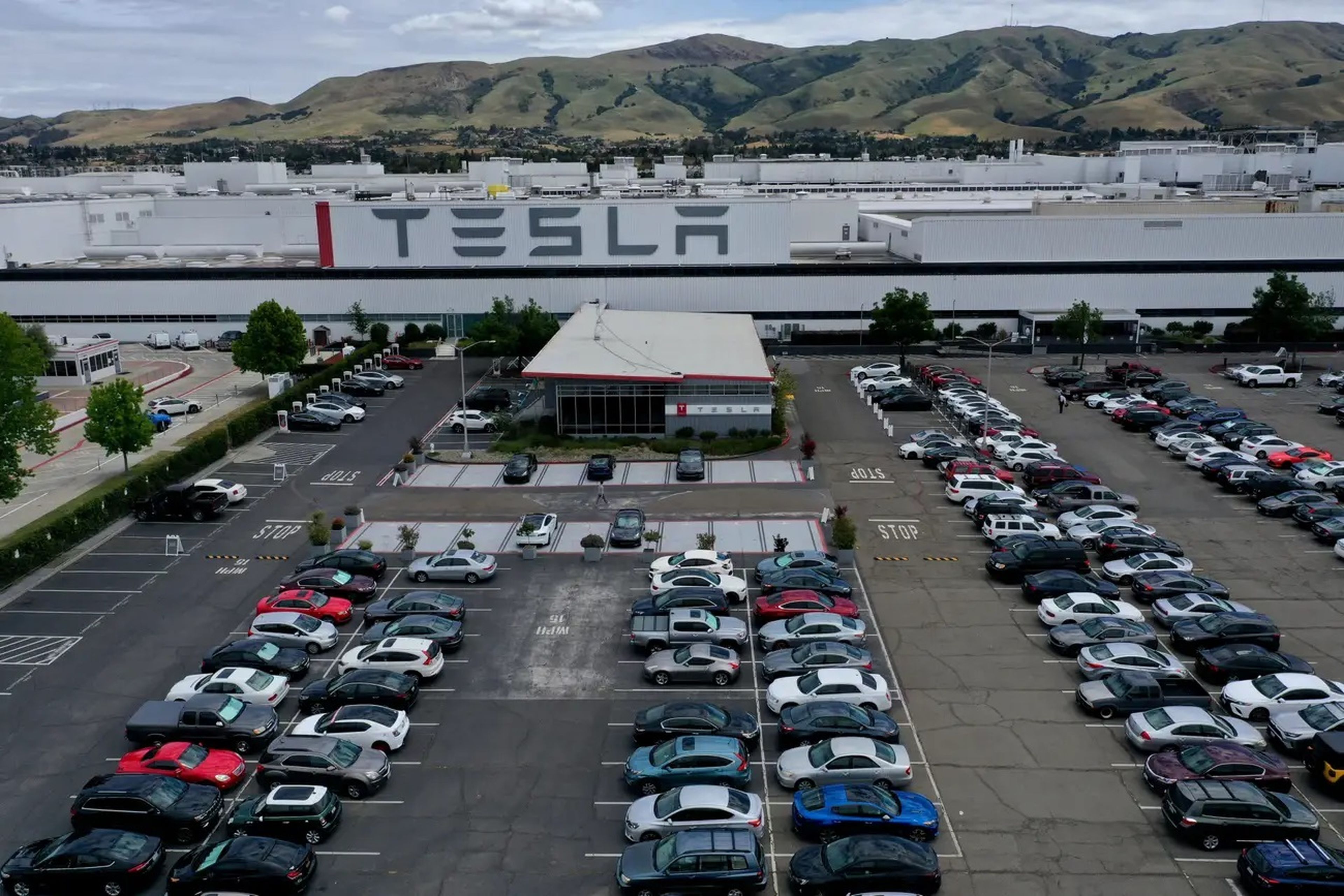 Imagen aérea de la planta de Tesla en Fremont, California.