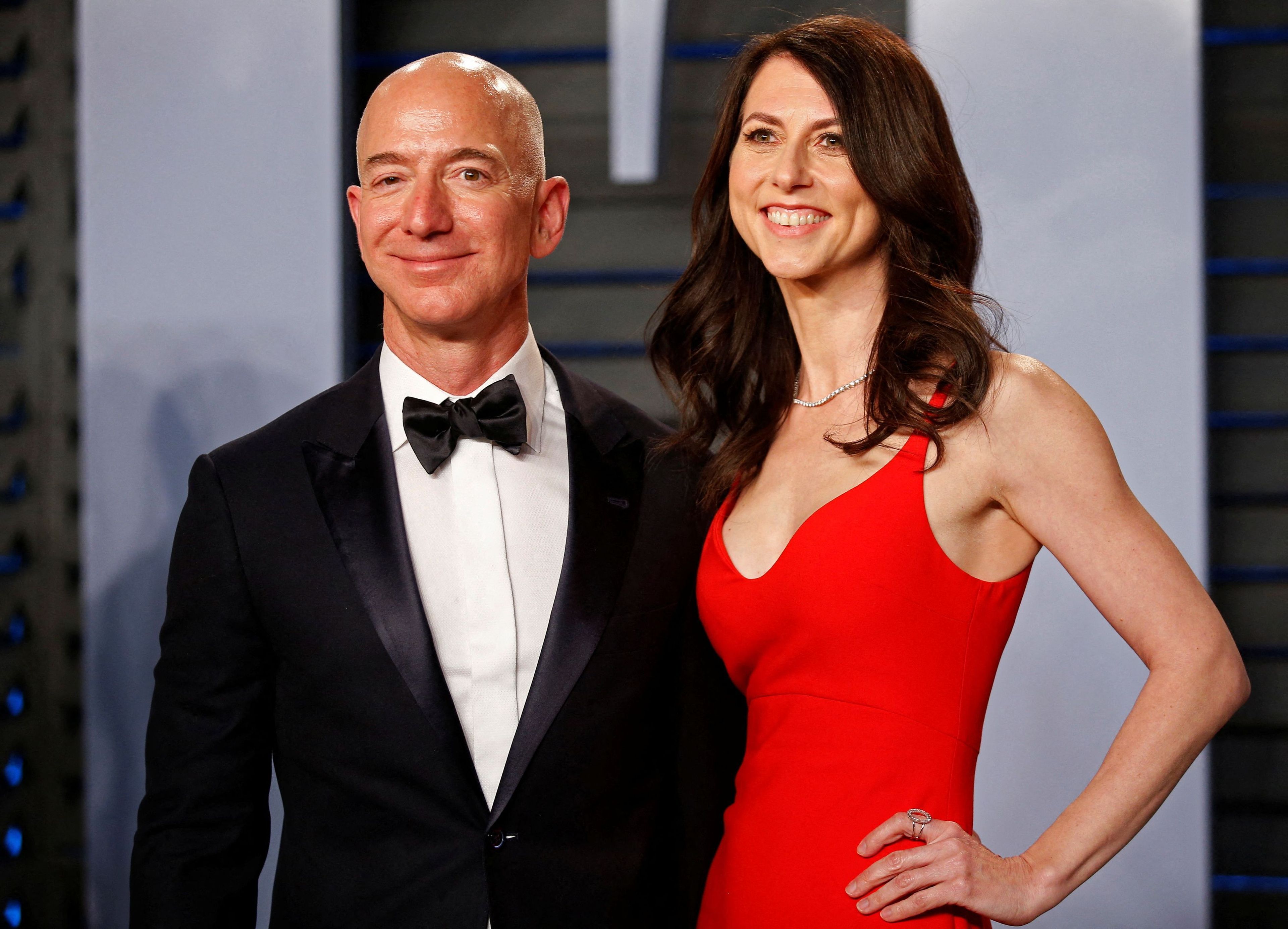 Jeff Bezos y Mackenzie Bezos atienden a la fiesta de los Oscar de 'Vanity Fair' en 2018.