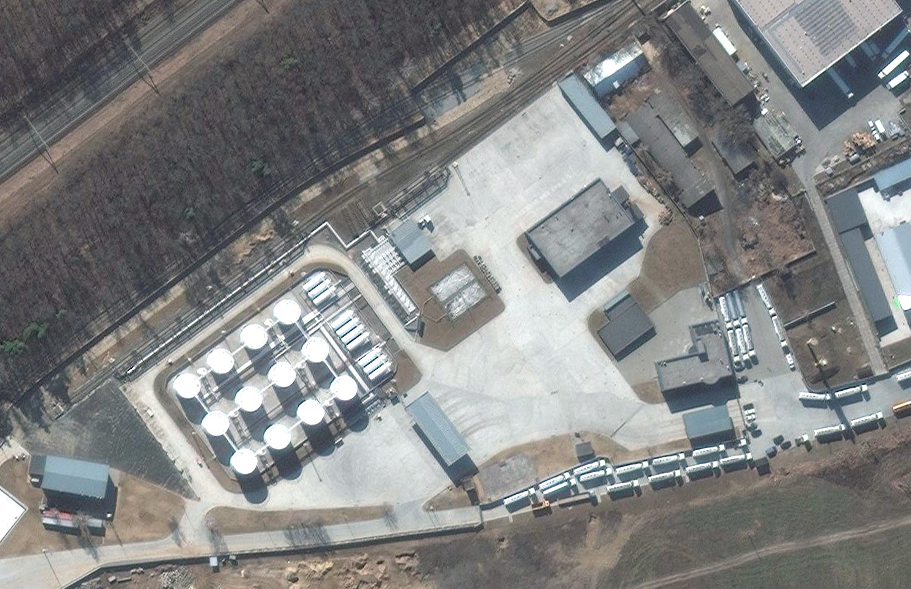Una imagen de satélite muestra una vista general del depósito de combustible ucraniano, antes de su destrucción, en Kalinovka (18 de marzo 2022).