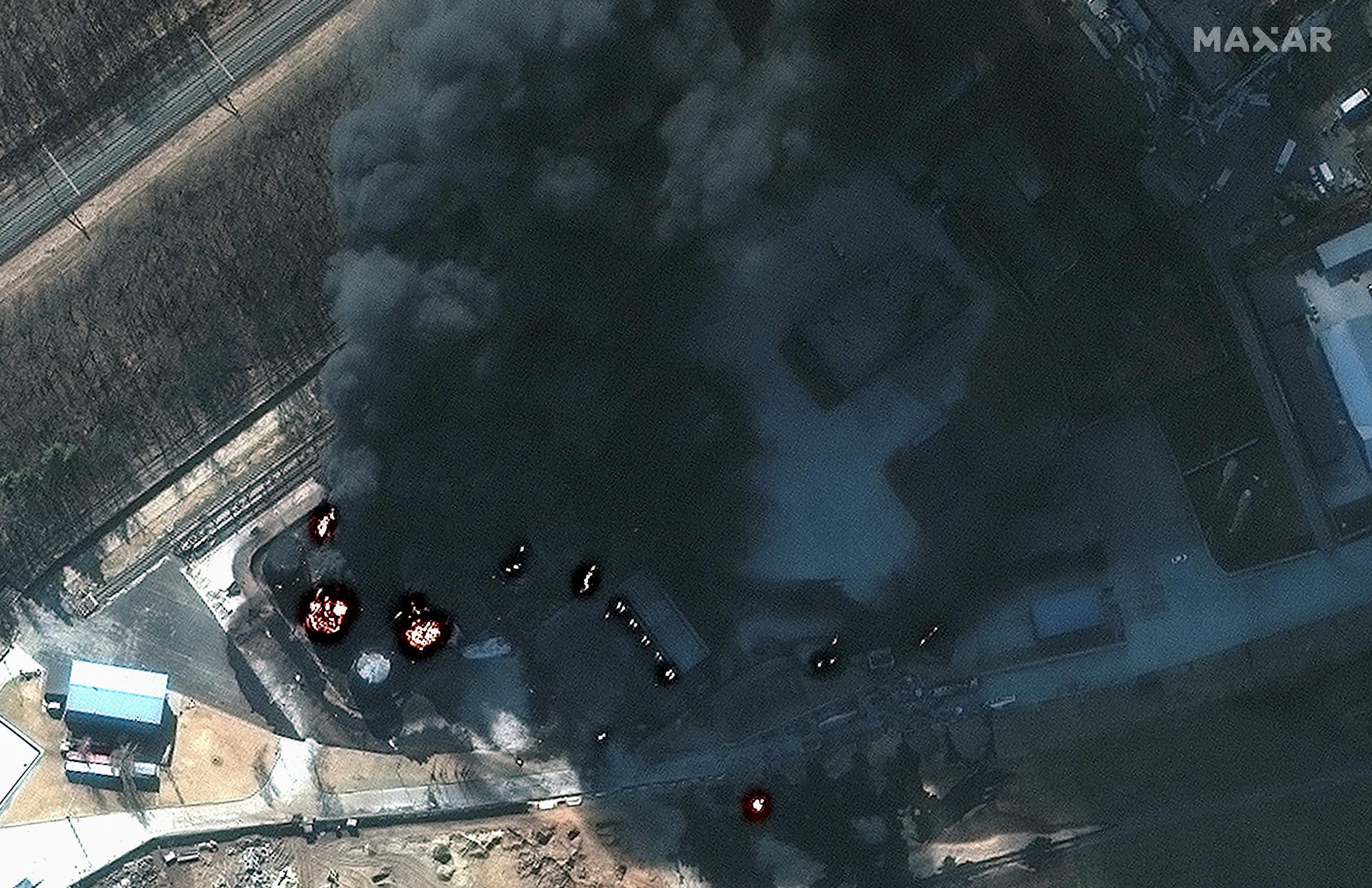 Una imagen de satélite muestra un primer plano del depósito de combustible ucraniano en llamas, en Kalinovka, Ucrania, el 25 de marzo de 2022.