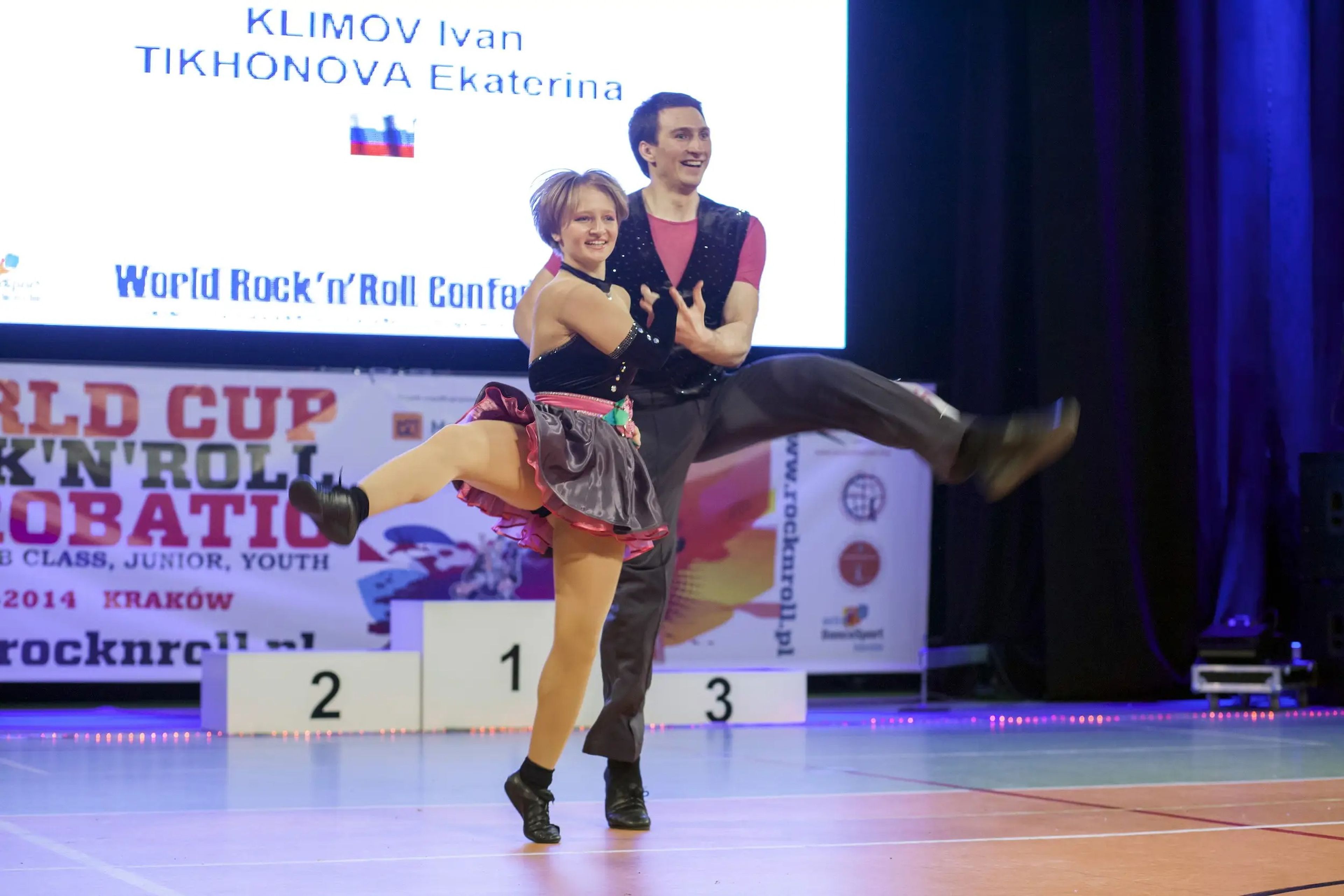 Katerina Tikhonova (izq.), hija del presidente ruso Vladímir Putin, baila con Ivan Klimov durante la competición acrobática del Mundial de Rock'n'Roll en Cracovia, Polonia, el 12 de abril de 2014.