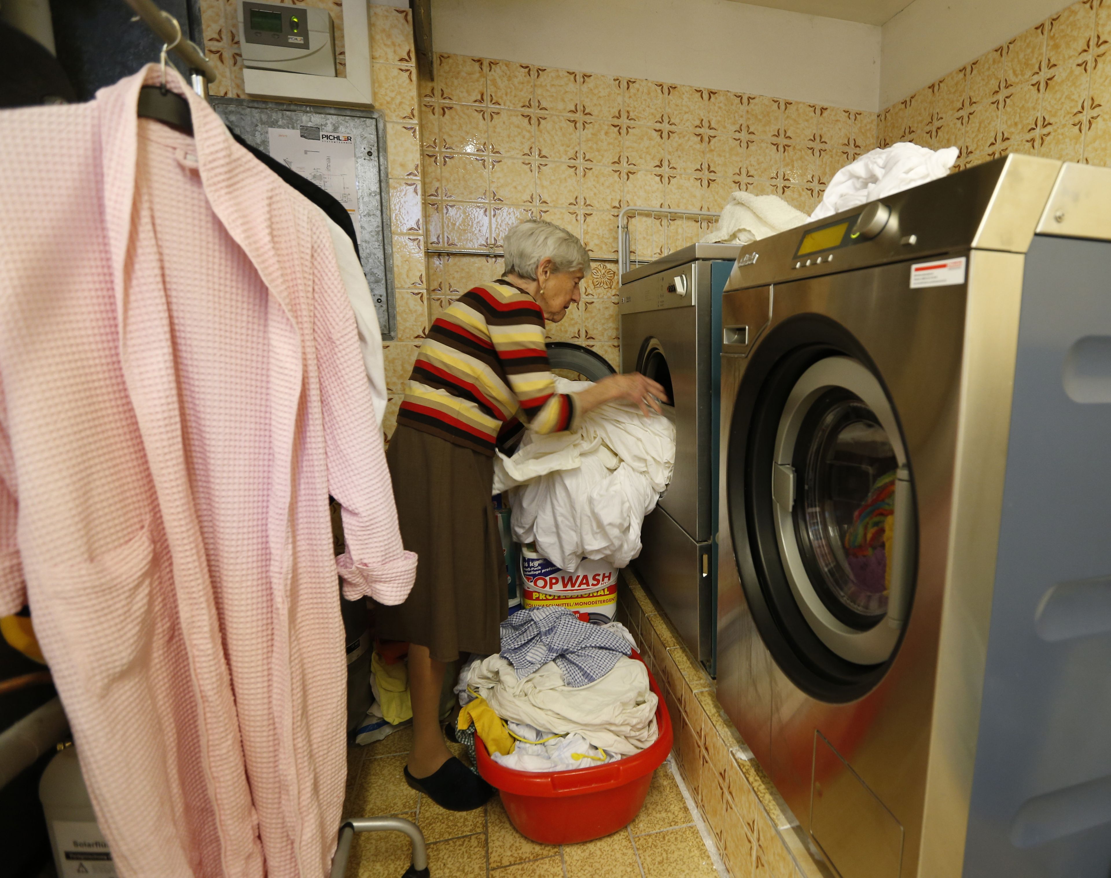 lavadora señora mayor