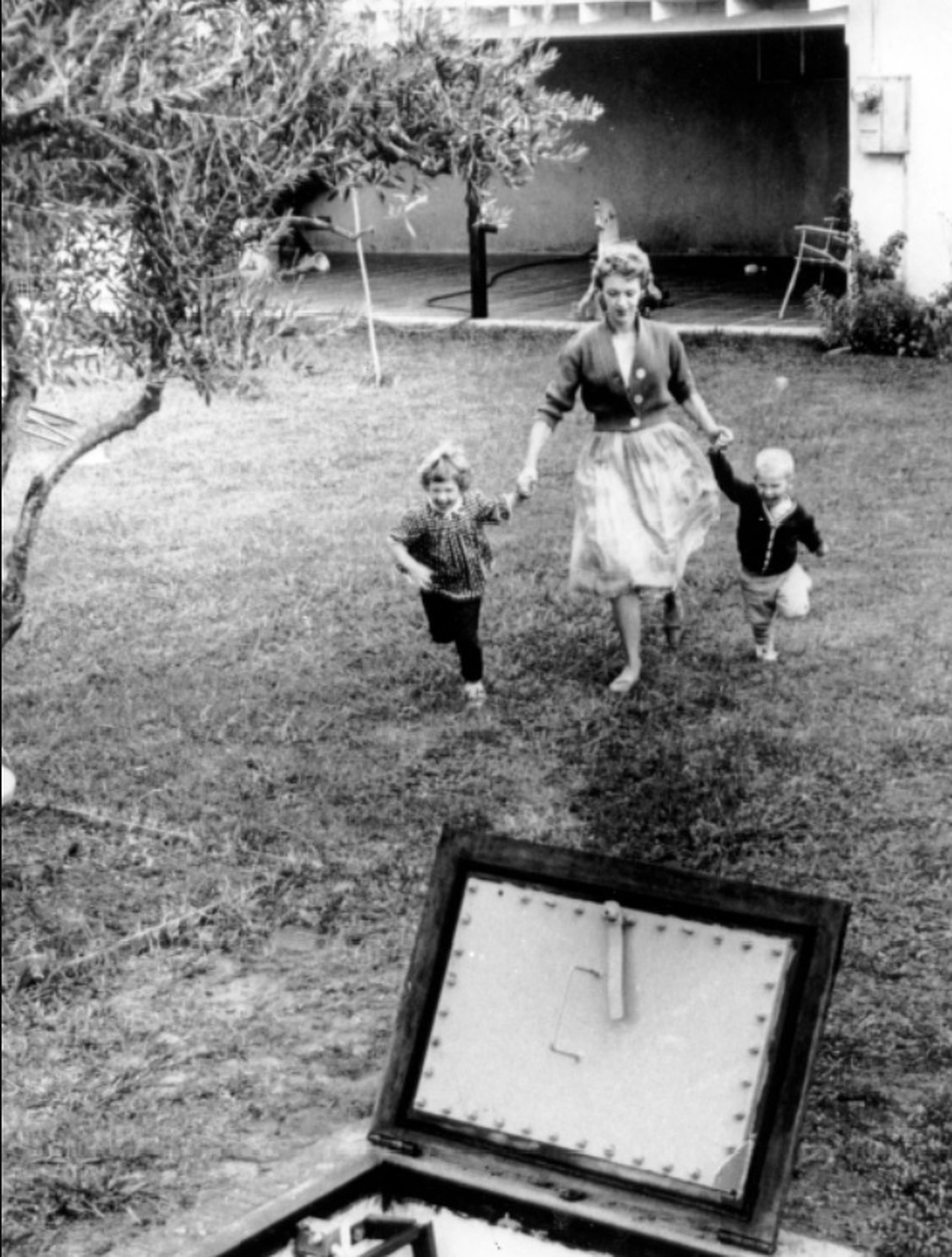 Una madre californiana y sus hijos hacen un simulacro de huida a un refugio antinuclear en 1961. Al año siguiente, la crisis de los misiles en Cuba llevó al mundo a lo más cerca que ha estado nunca de una guerra nuclear.