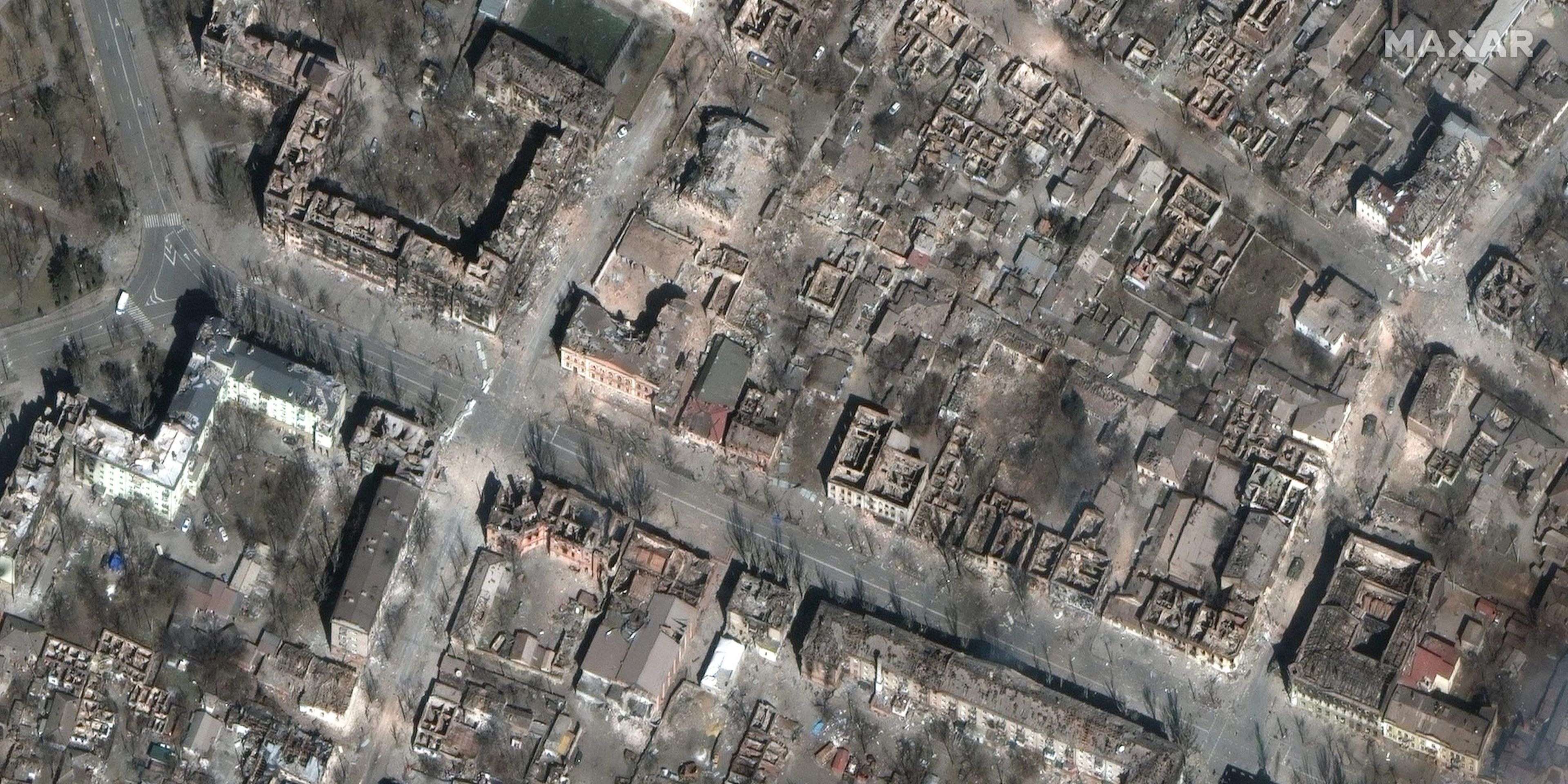 Las secuelas de los bombardeos rusos en la misma zona residencial, Mariupol, Ucrania.
