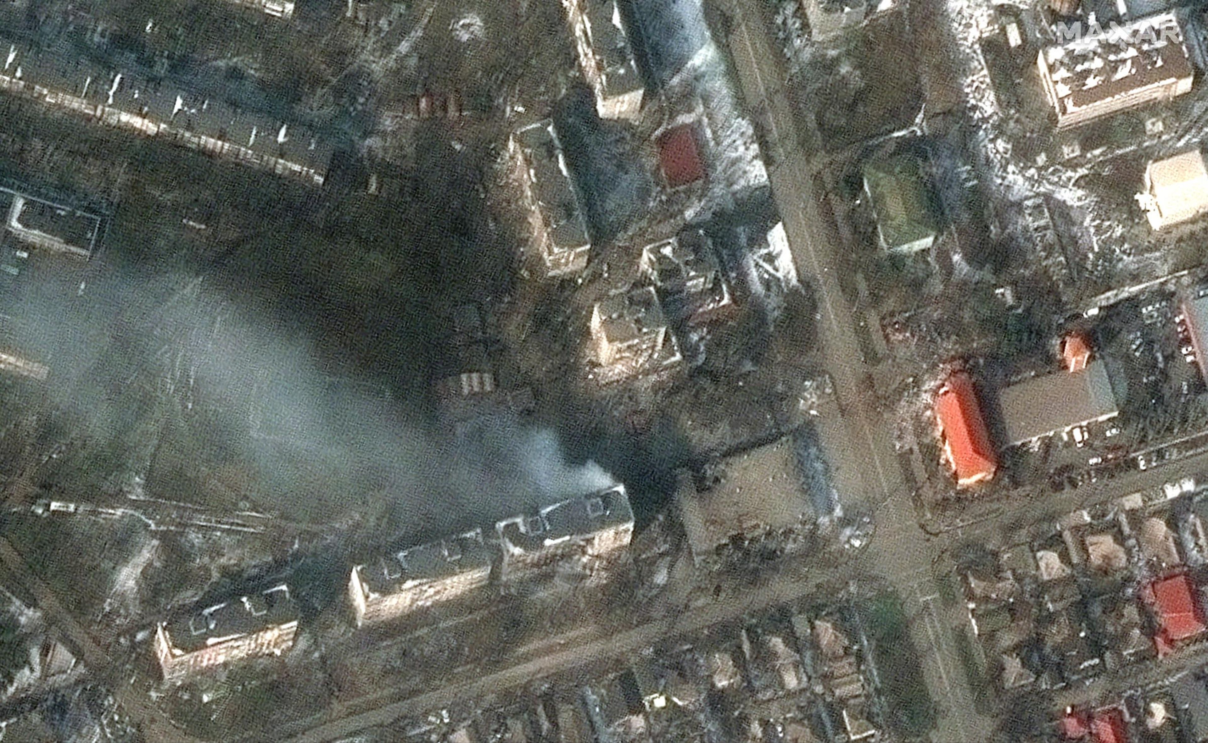 Edificios de apartamentos quemados en la calle Zelinskovo, en Mariúpol, el 12 de marzo de 2022.