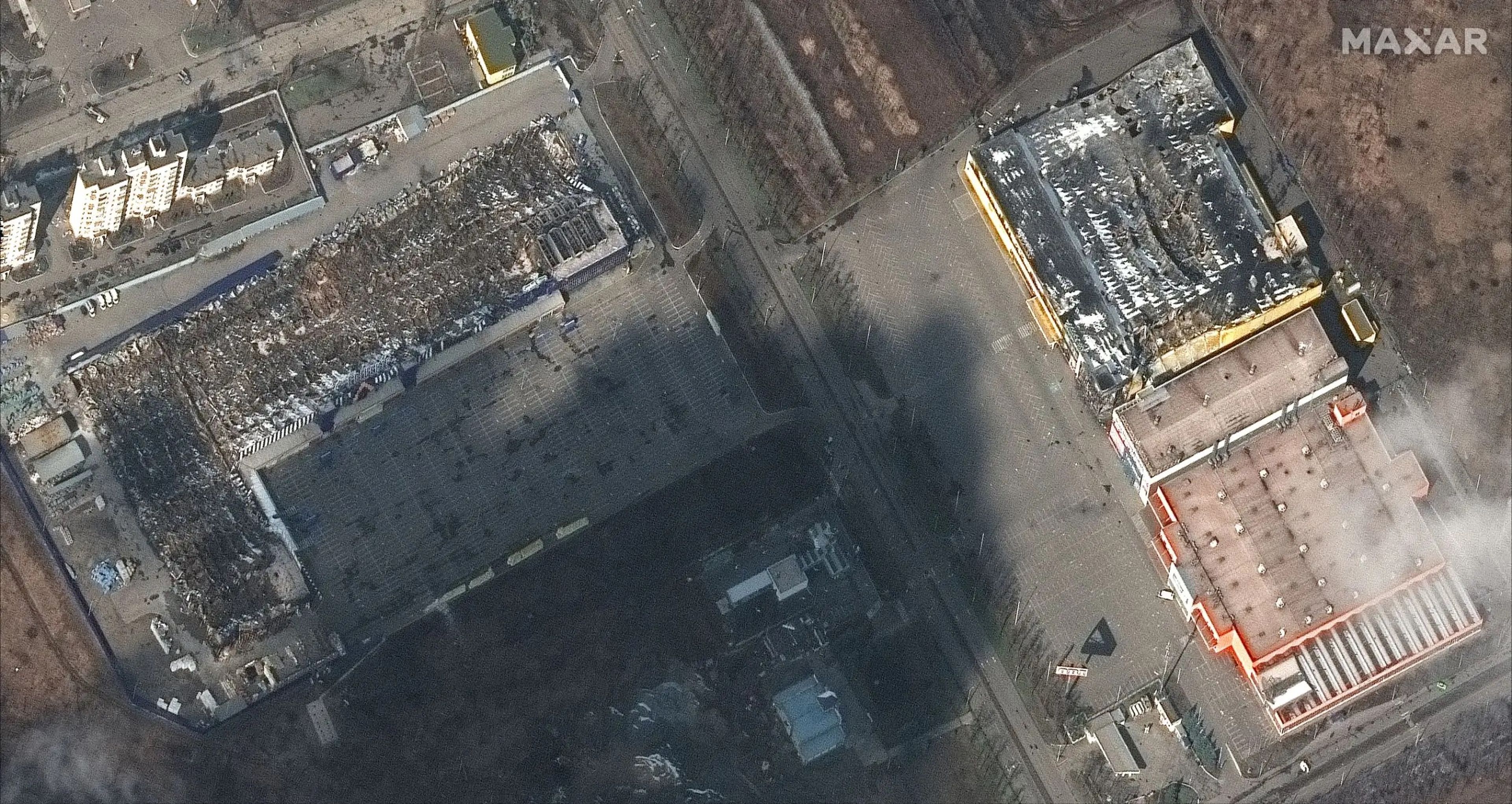Imagen satelital de supermercados y centros comerciales destruidos tras la invasión en el oeste de Mariupol, Ucrania, 9 de marzo de 2022.
