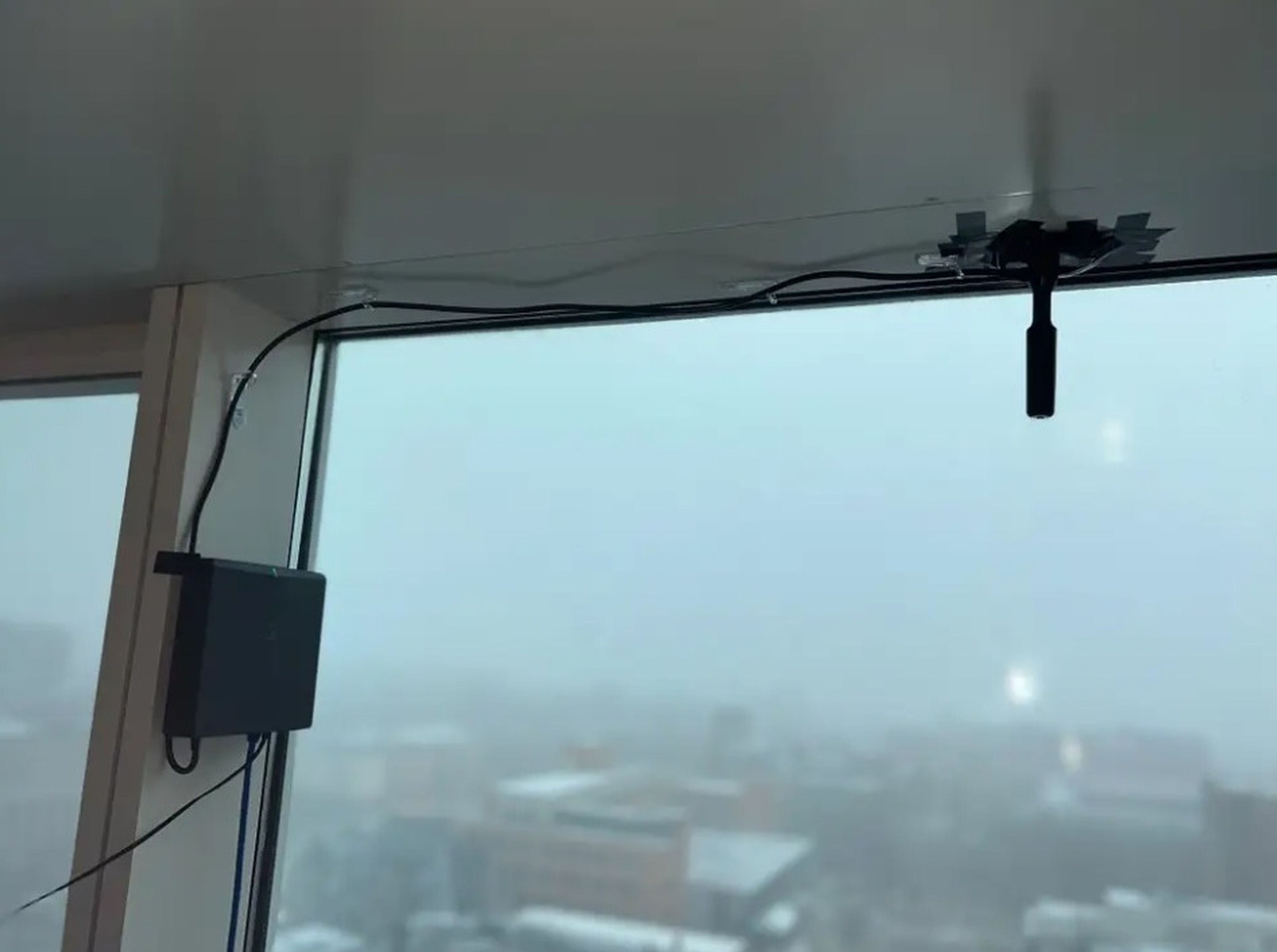 Mark Setlock colocó su minero de helio justo en su ventana y situó su antena en el centro para intentar ayudar a reforzar la señal.