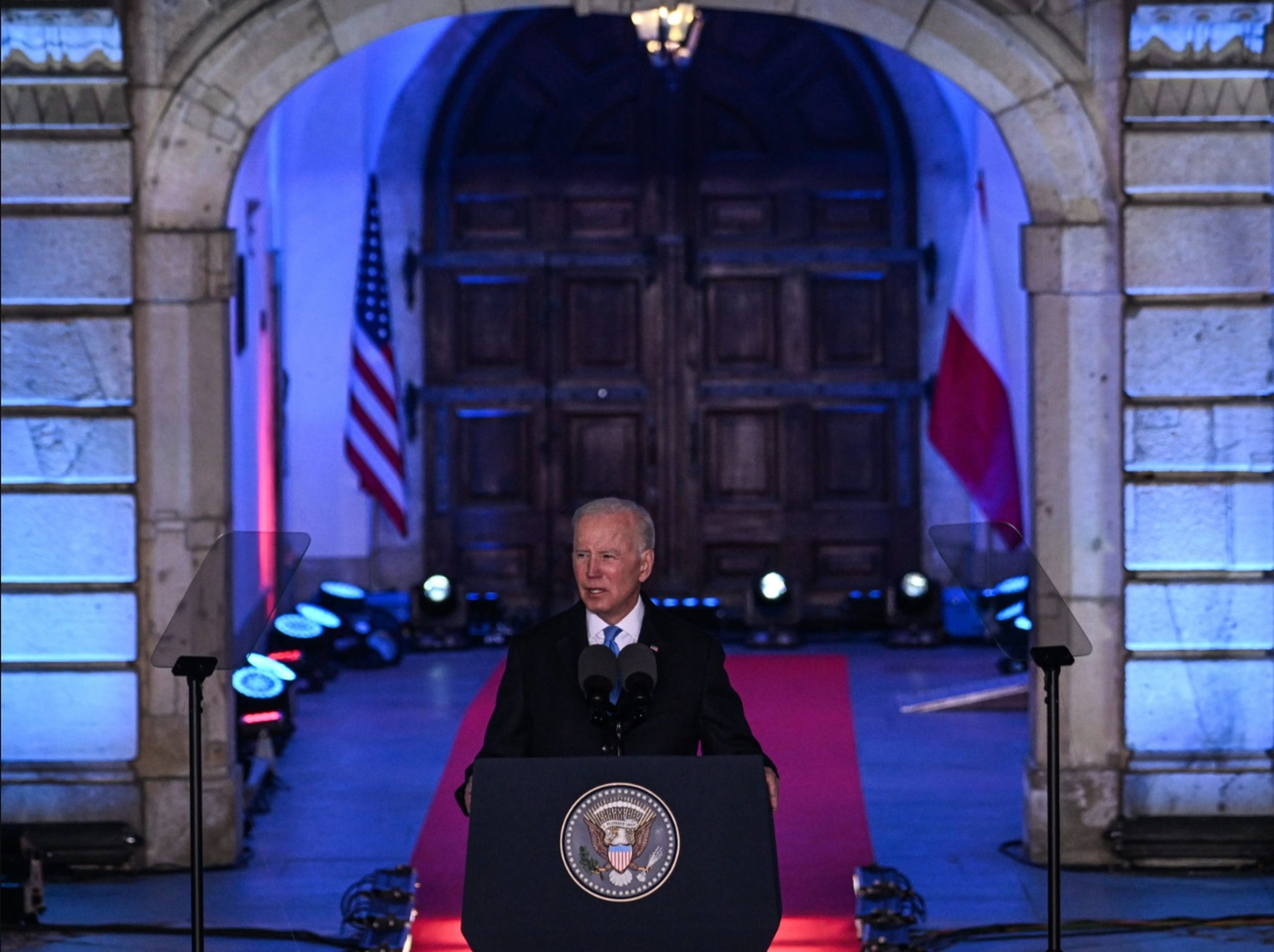 En marzo, el presidente Joe Biden viajó a Varsovia, donde pidió que se endurecieran las sanciones contra Rusia recurriendo al mismo discurso del "bien y el mal" que caracterizó la primera Guerra Fría.