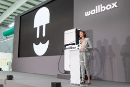 La ministra de Industria, Reyes Maroto, en la inauguración de la fábrica de Wallbox en Barcelona.