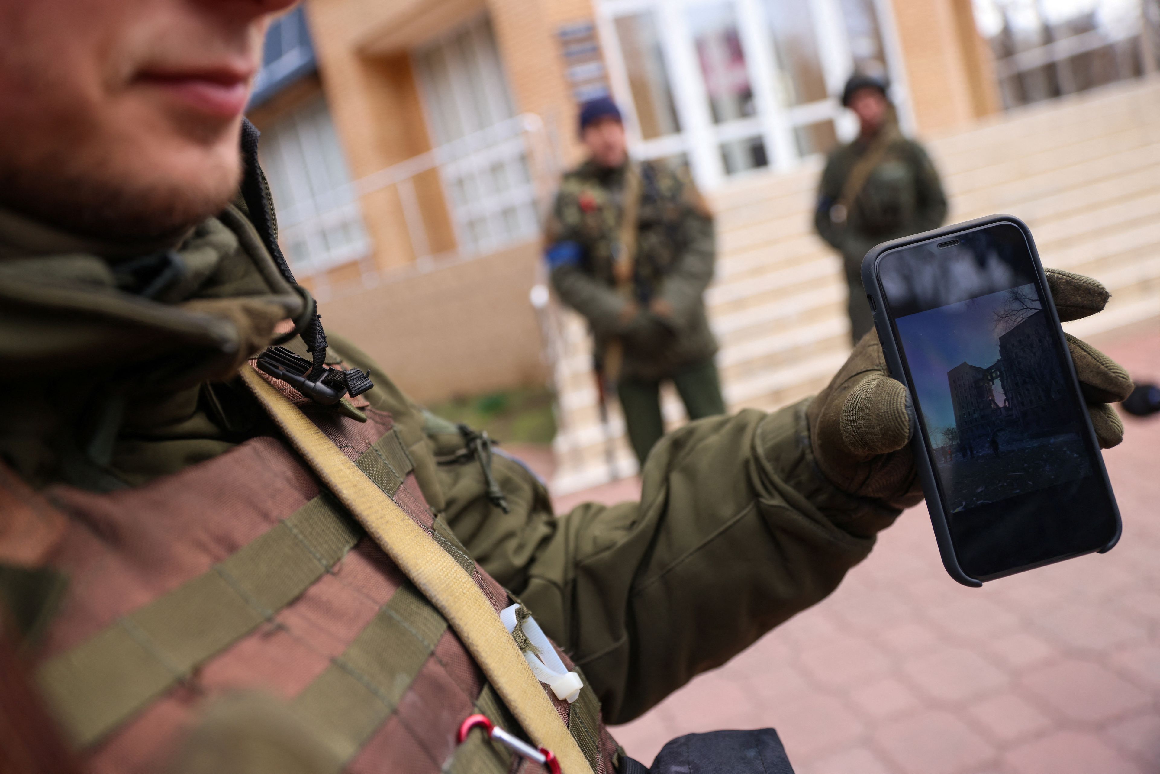 Un soldado ucraniano muestra su móvil en la ciudad ucraniana de Mykolaiv.