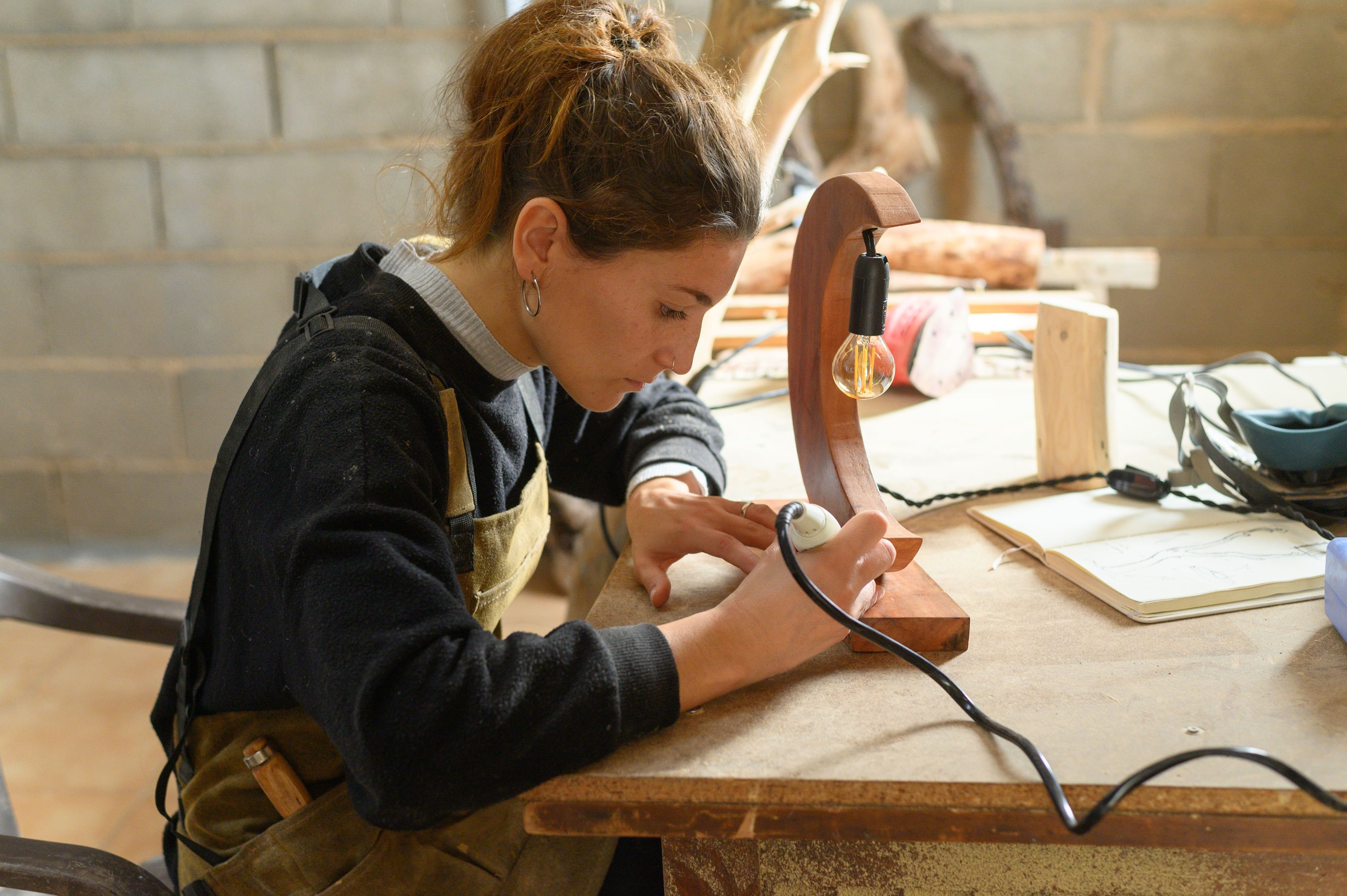 Una mujer artesana trabajando en su taller