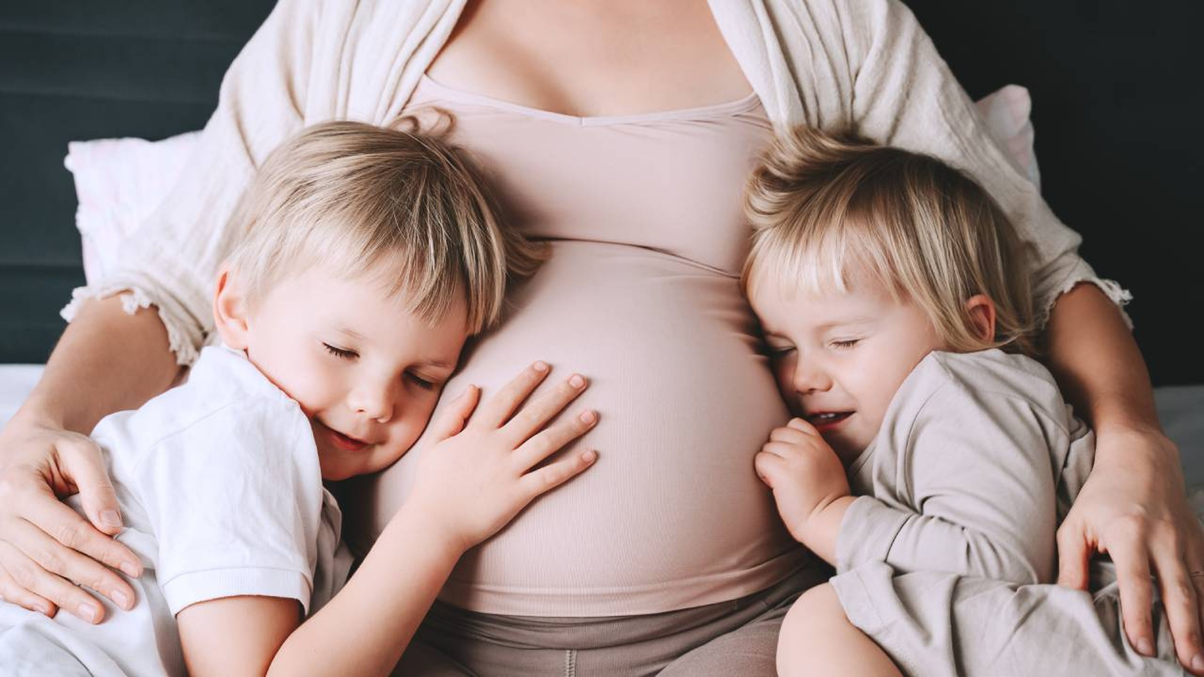 Mujer embarazada gemelos