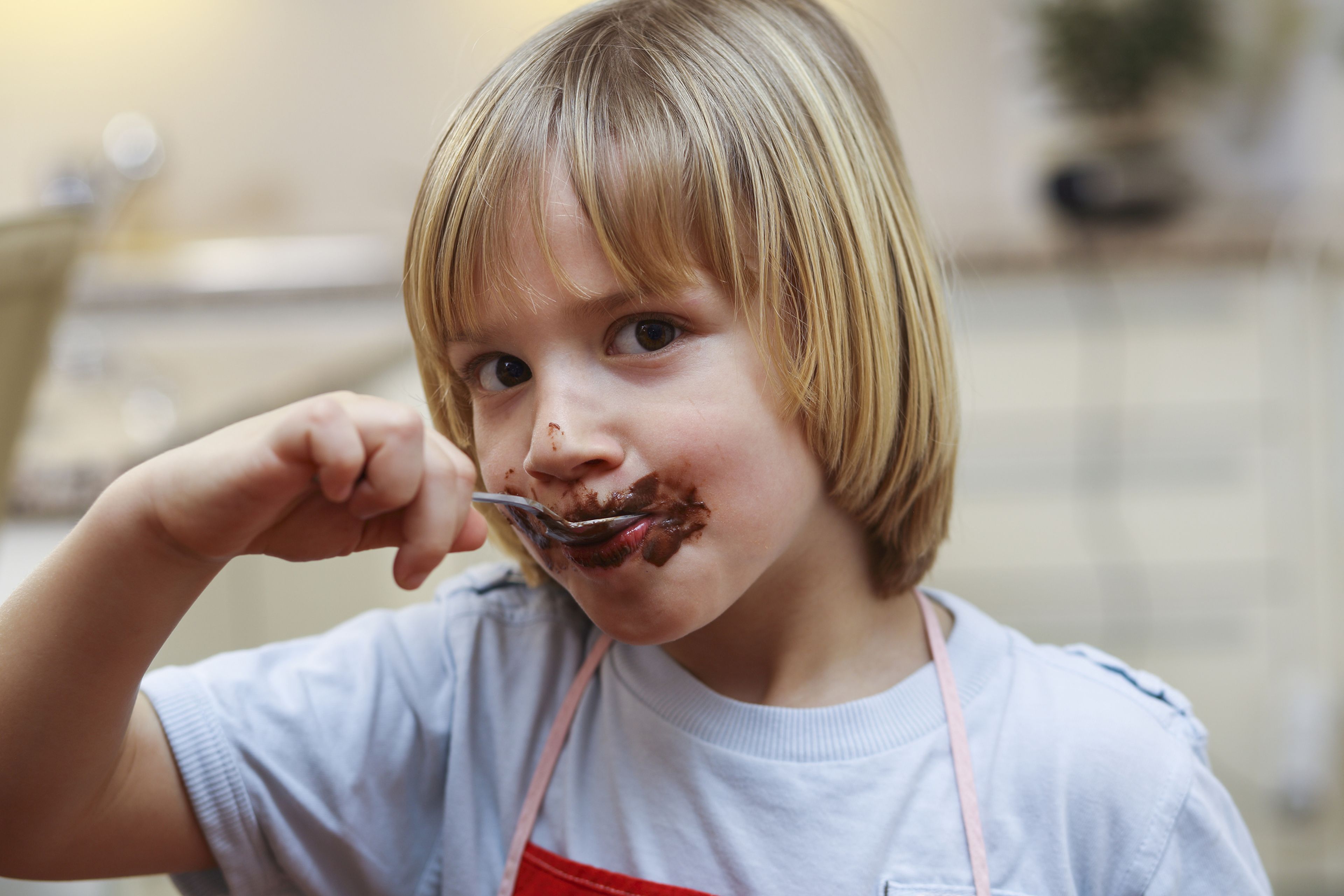 Niño comiendo chocolate