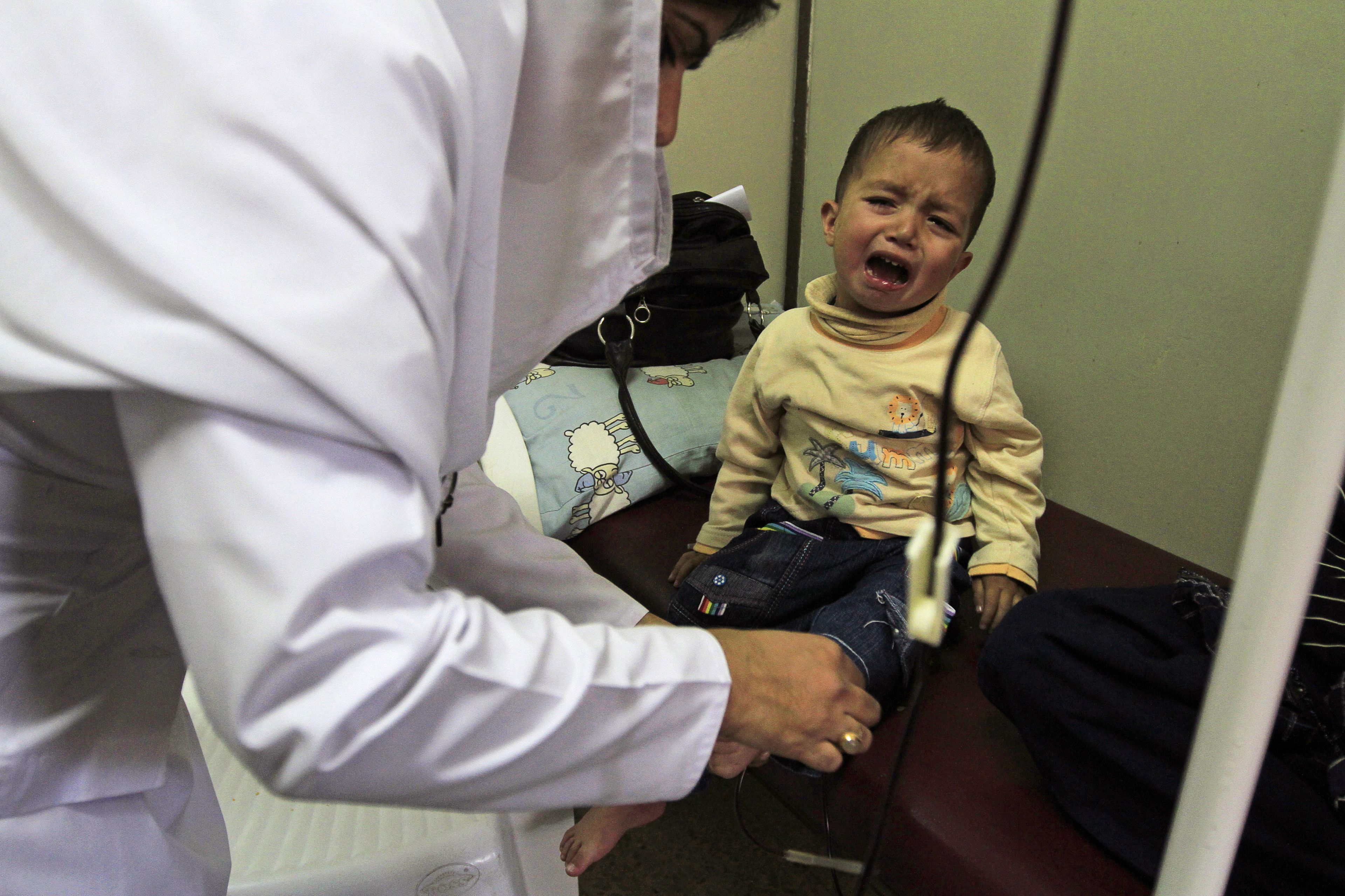 Niño con talasemia, hepatitis, llora en un hospital