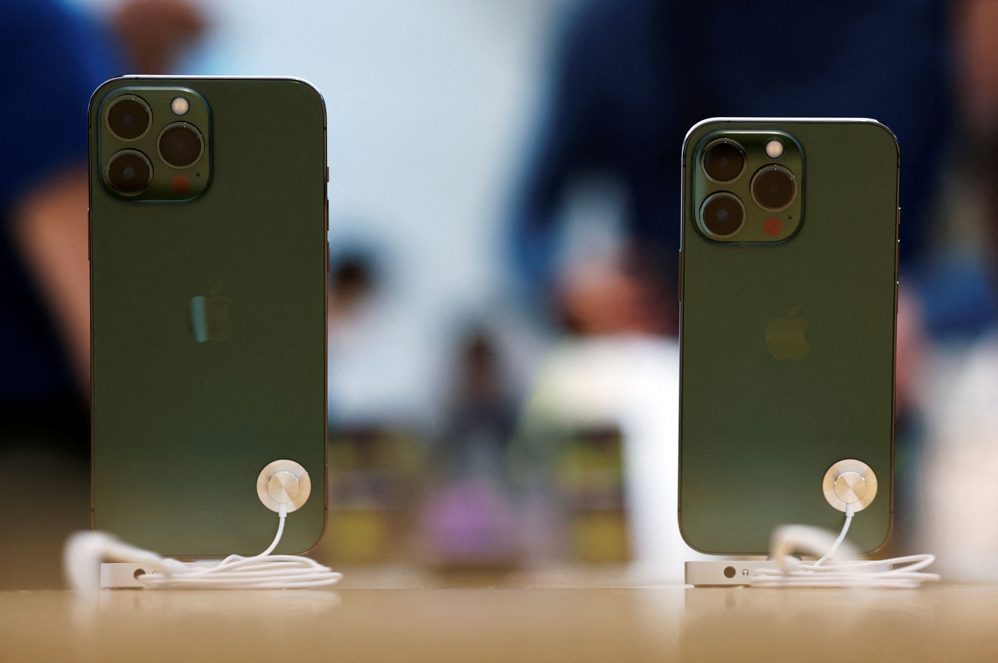 El nuevo color del iPhone 13 en una Apple Store
