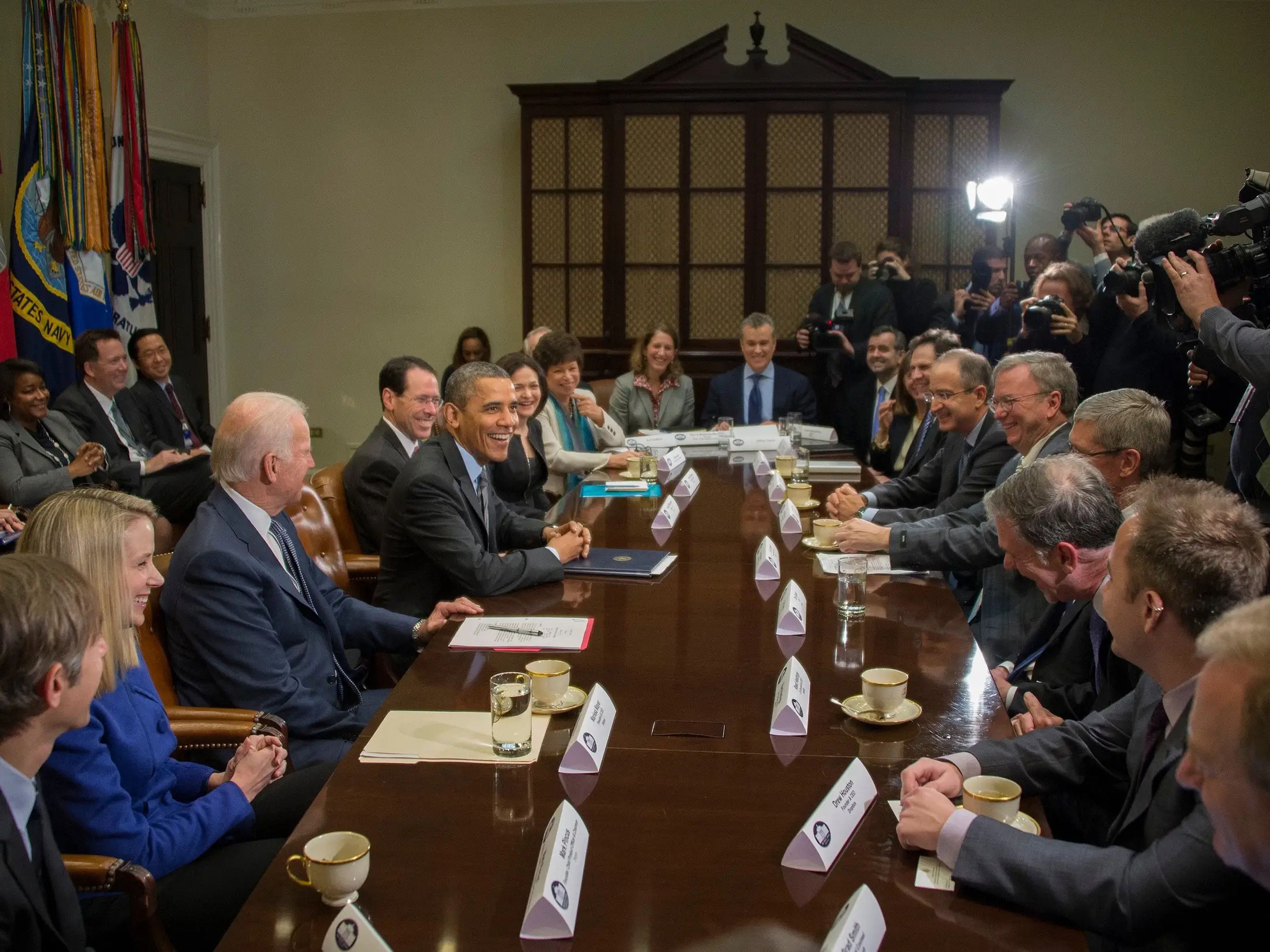 El expresidente Barack Obama y el actual presidente Joe Biden se reúnen con ejecutivos tecnológicos en 2013. Entre los asistentes a la reunión estaban Hastings y Tim Cook de Apple.