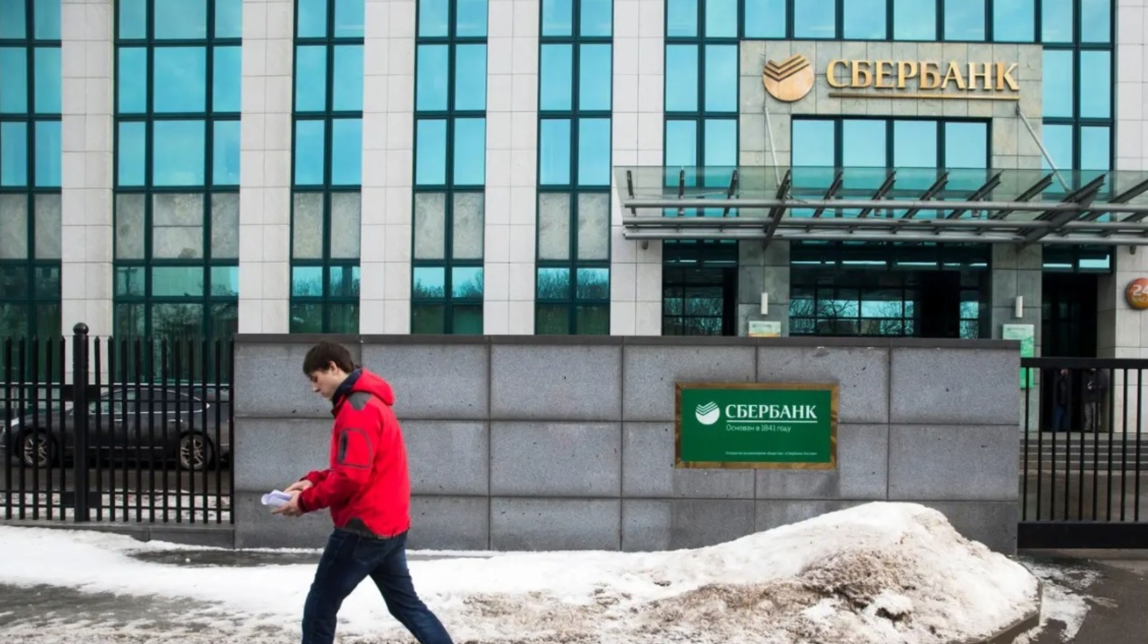 Una persona camina junto a la sede de Sberbank en el centro de Moscú.